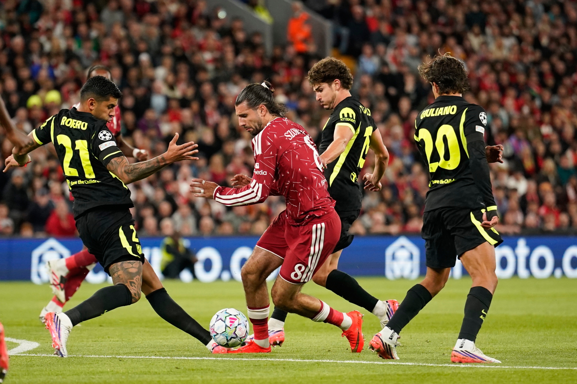 Cuti Romero, durante el choque ante el Liverpool. LAPRESSE