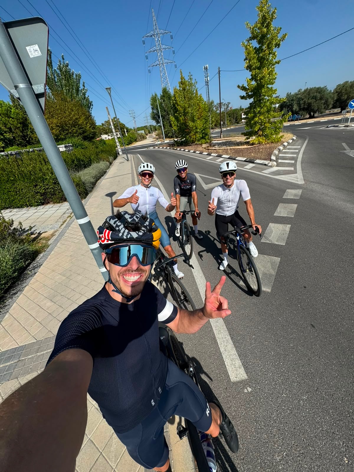 Álex, con Marc detrás, en bici.