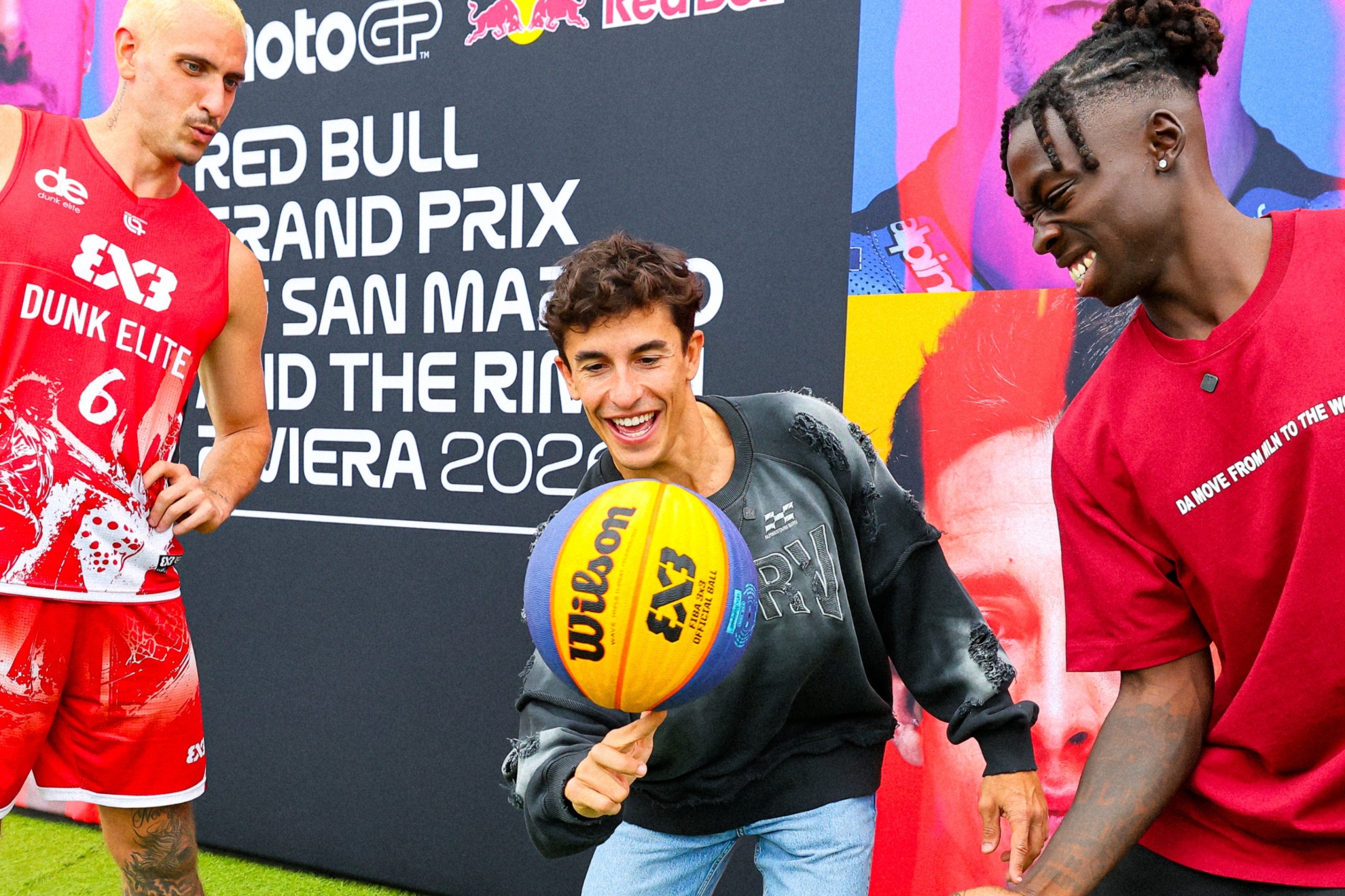 Marc Márquez, con un balón de baloncesto, hoy en Misano. MOTOGP