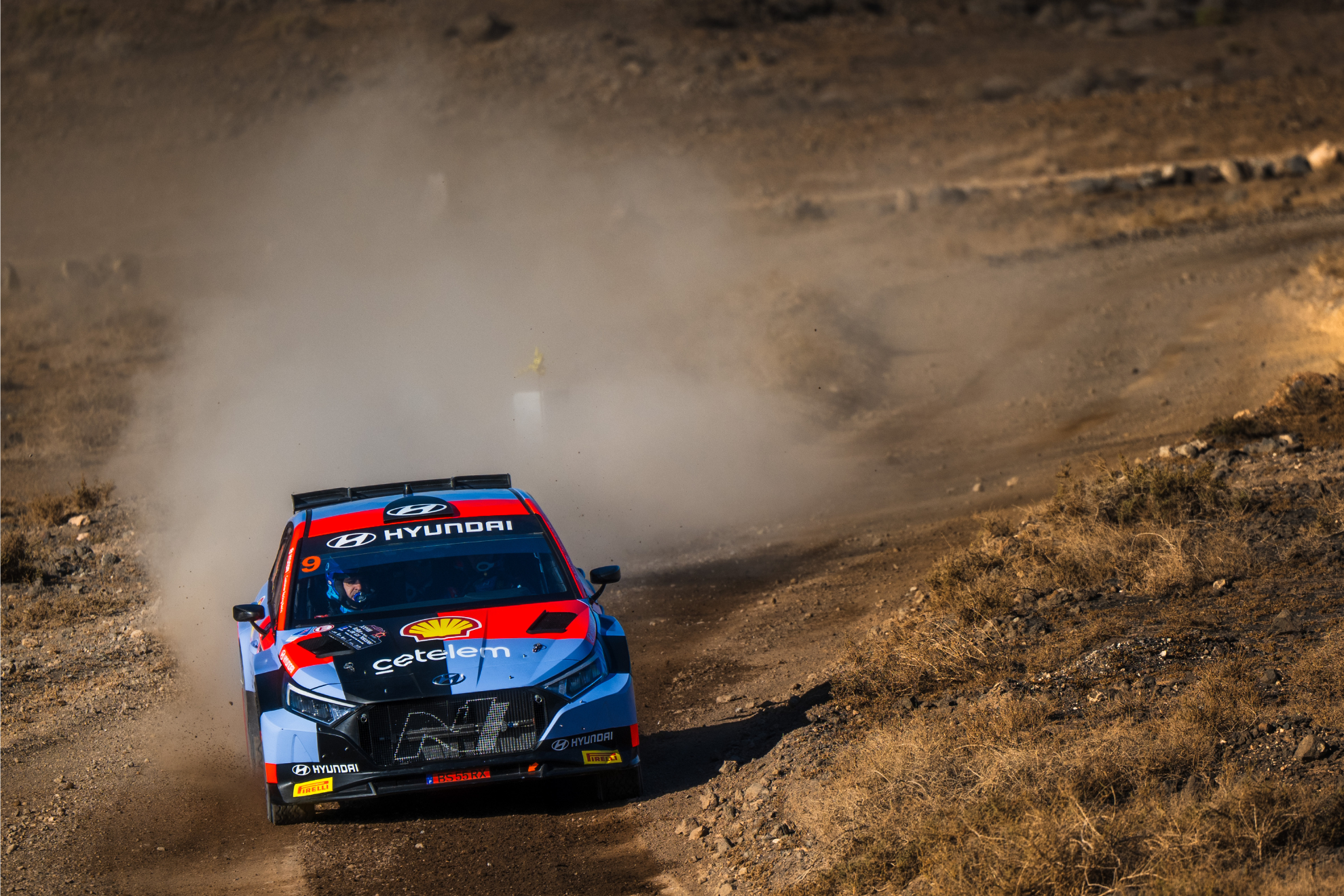 Pepe López con su Hyundai por los tramos de Lanzarote.