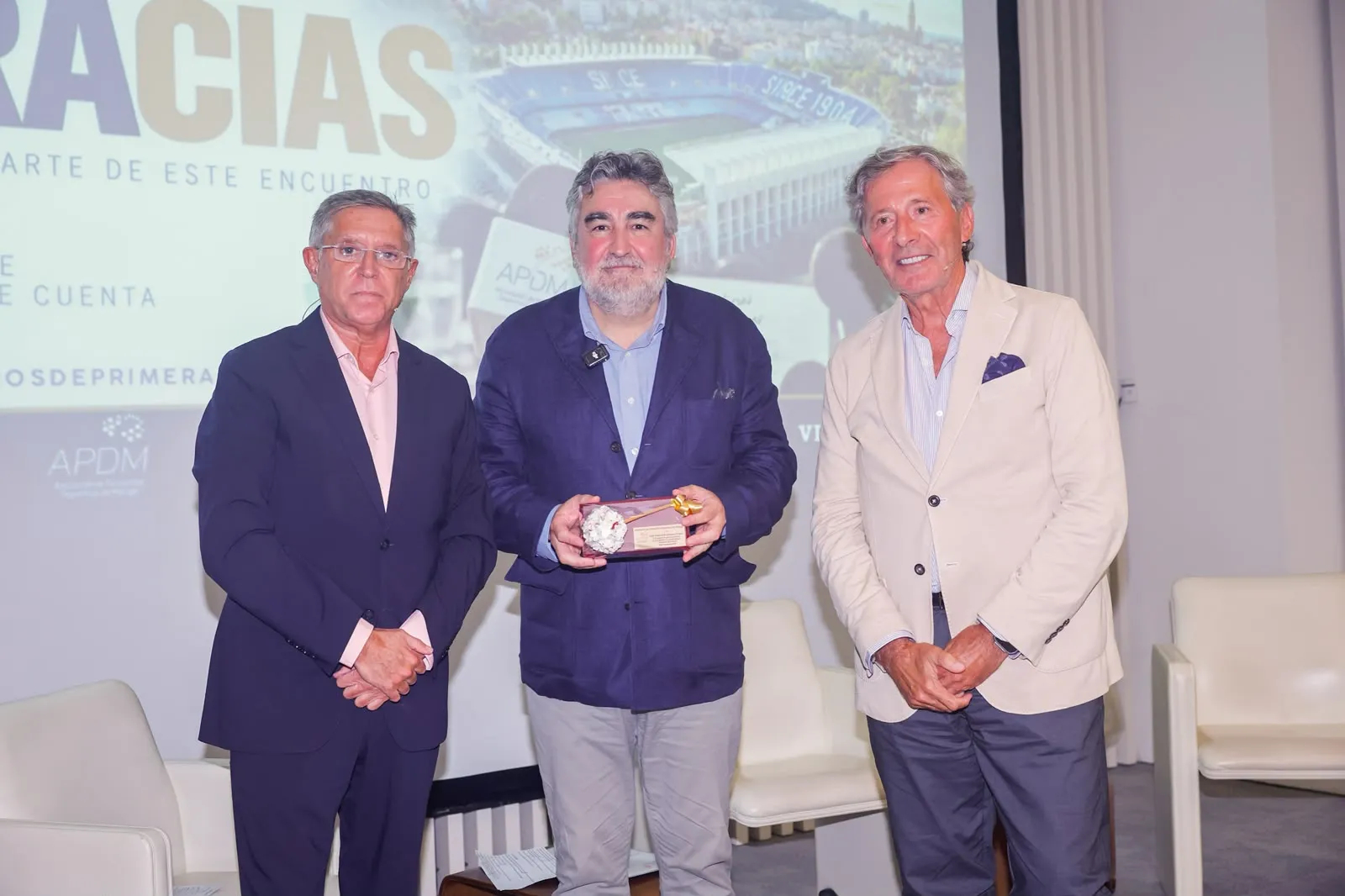 Uribes, recibiendo el premio de Jesús Álvarez.