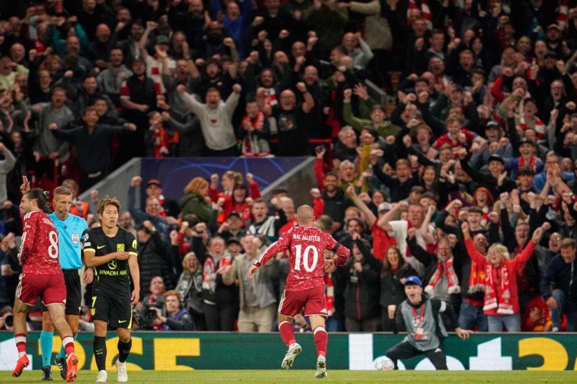 Mac Allister celebra el 2-1 del Liverpool ante el Atlético.
