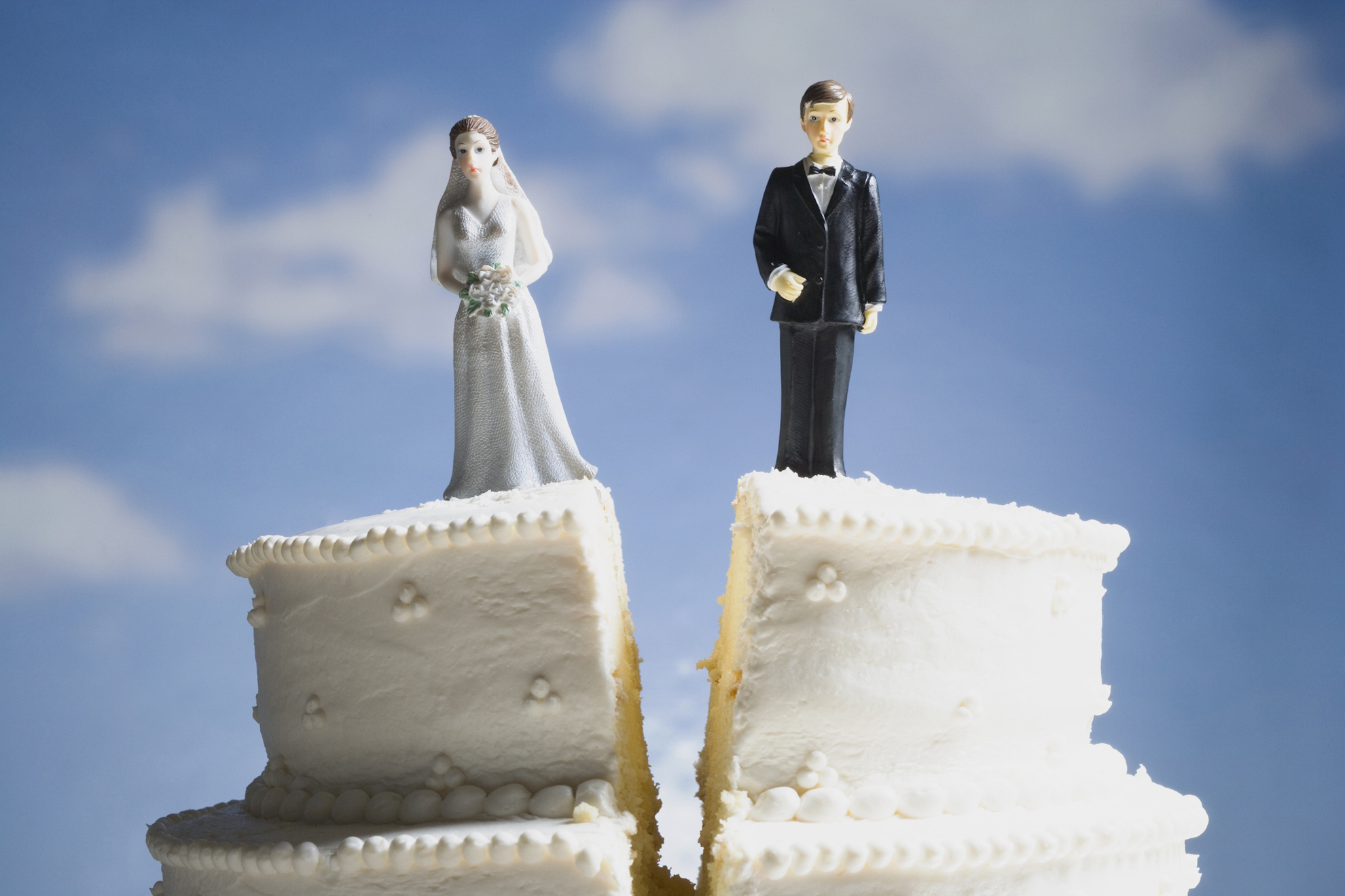 Una tarta de boda partida por la mitad. Getty