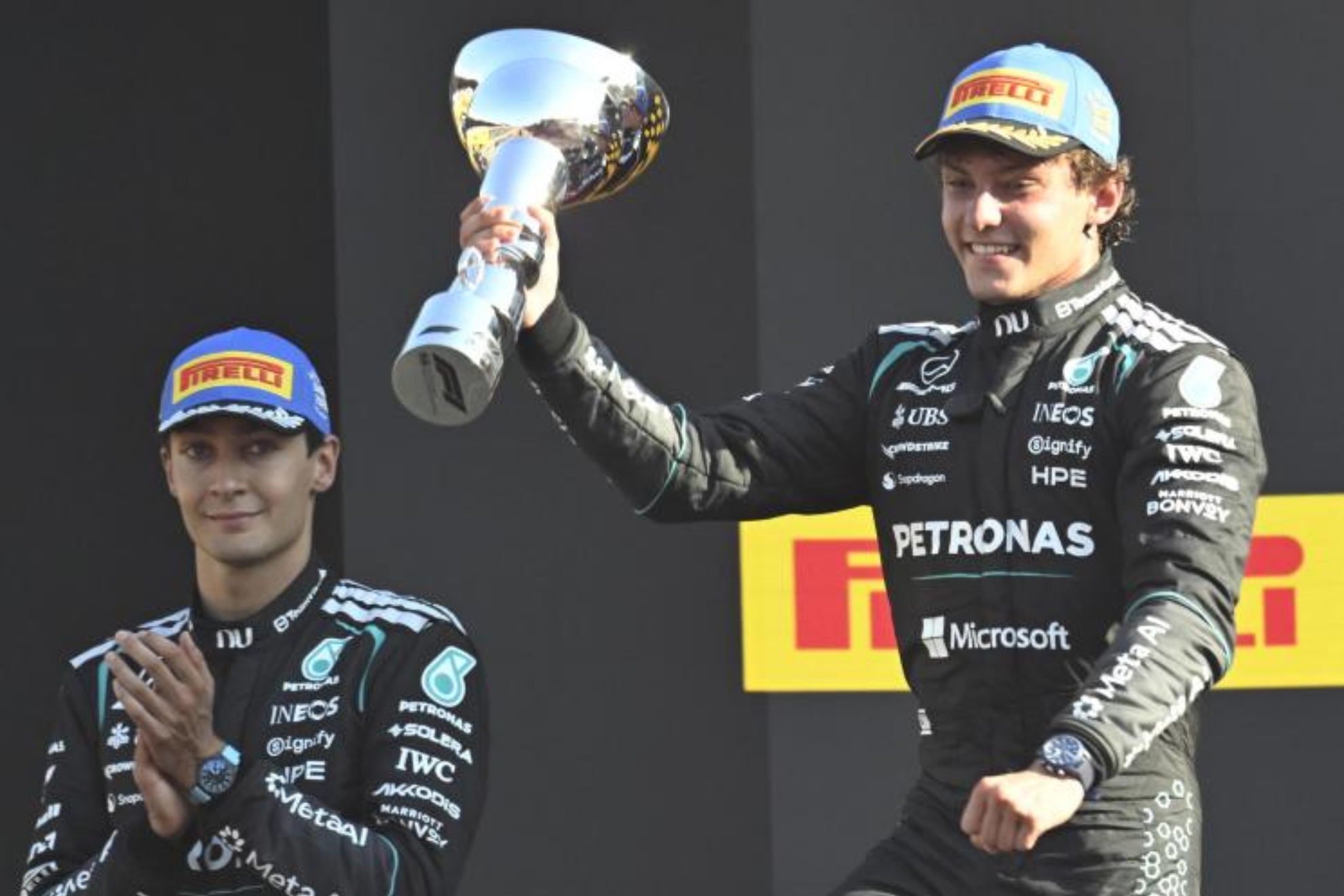 Antonelli y Russell, en el podio de Monza. LAPRESSE