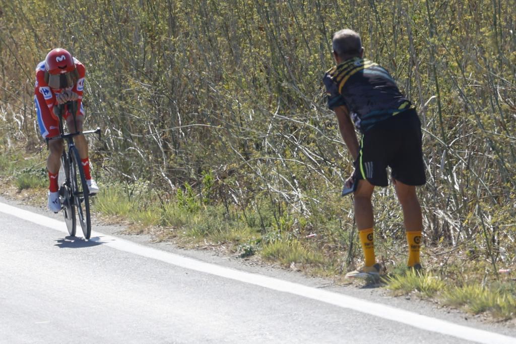 El maillot rojo y líder de la clasificación Enric Mas, del Movistar Team, durante la decimoctava etapa de La Vuelta a España. EFE