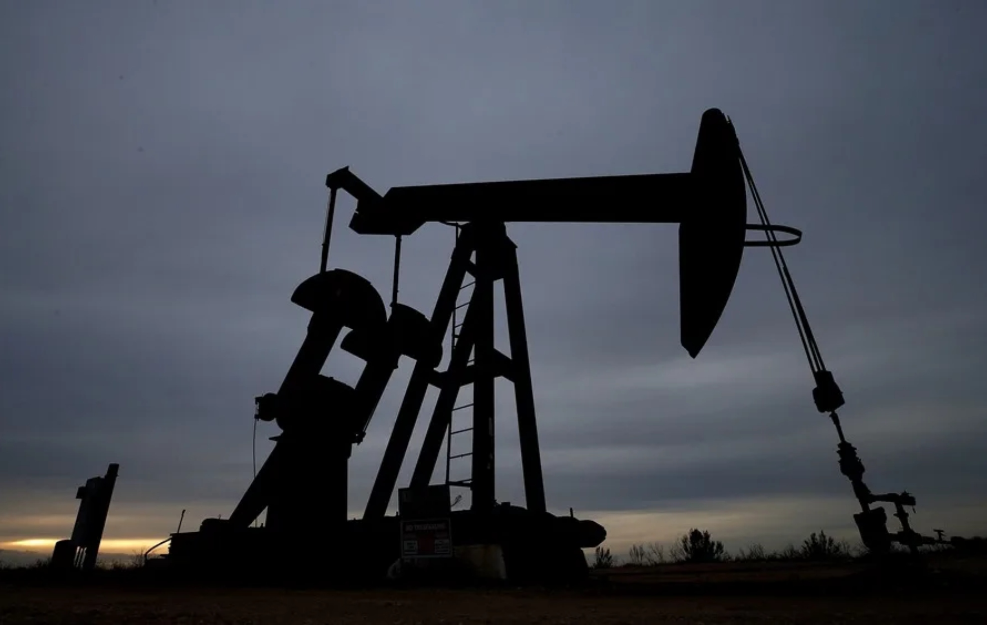 El petróleo a 100 dólares desata el pánico energético y catapulta el gas europeo a máximos de tres años EFE