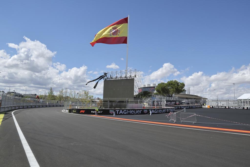 Curva 3 de Madring, con su bandera de España que es la referencia de la zona sur del circuito RV RACING PRESS