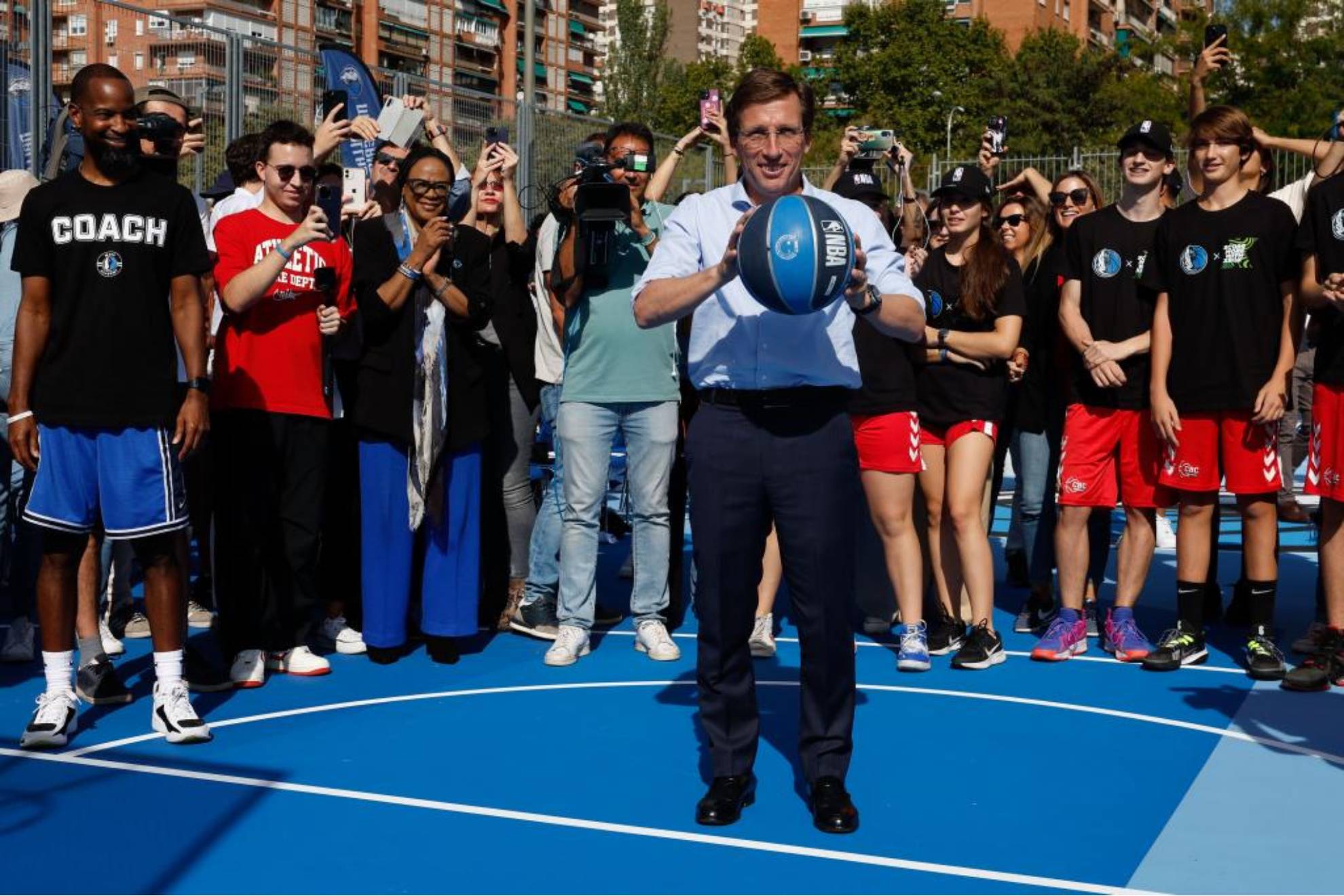 El alcalde de Madrid, José Luis Martínez-Almeida, inaugurando unas pistas de basket. EFE
