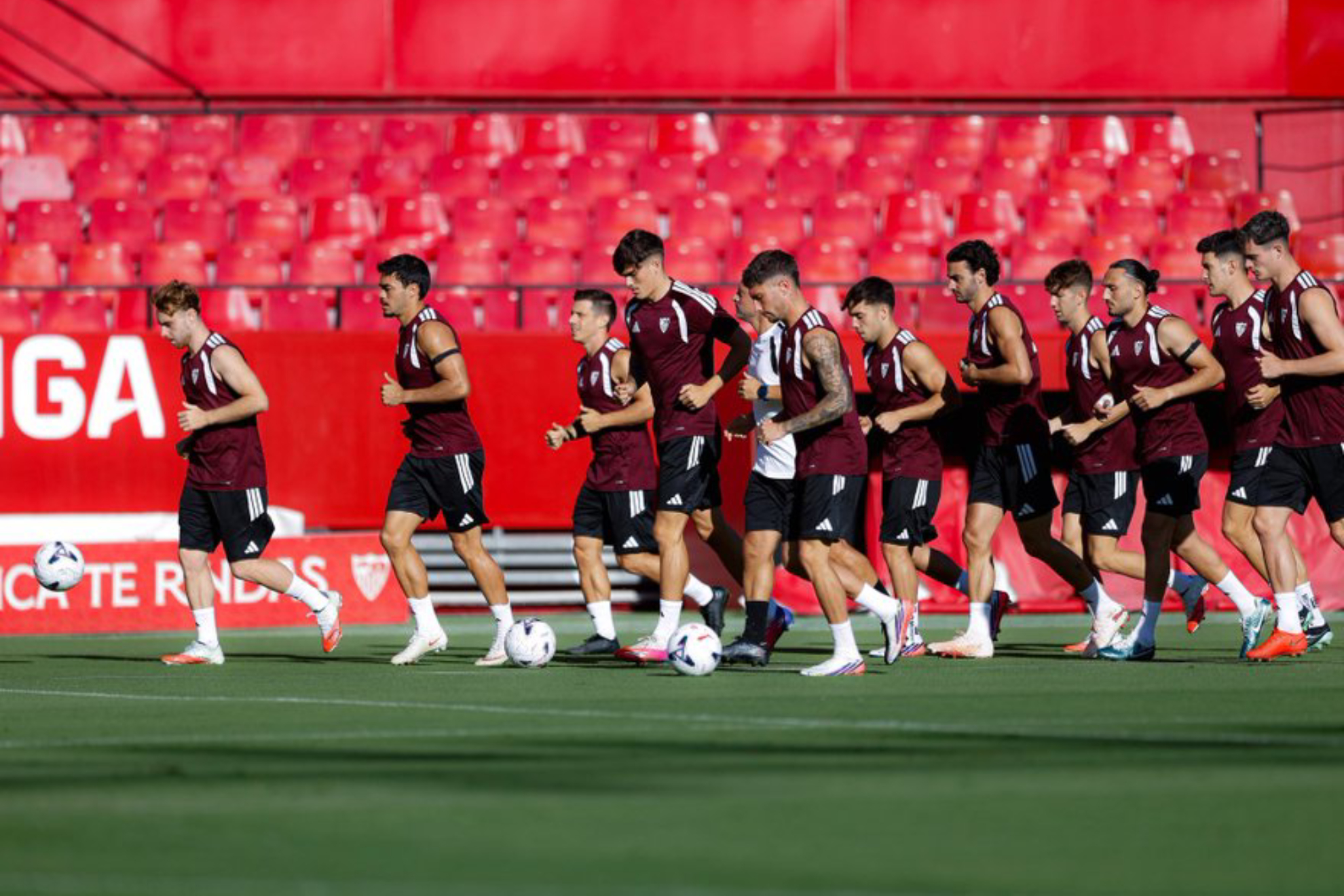 La plantilla del Sevilla se ejercita en el Sánchez-Pizjuán. SEVILLA FC