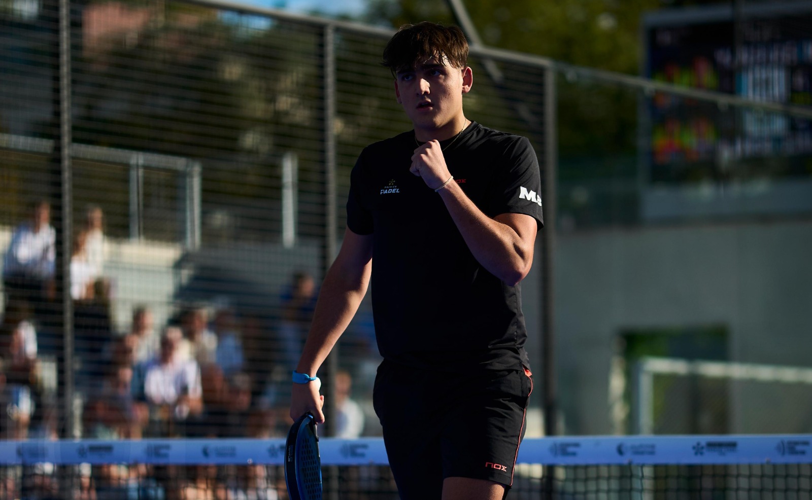 Aimar Goñi celebra un punto en París. Premier Padel