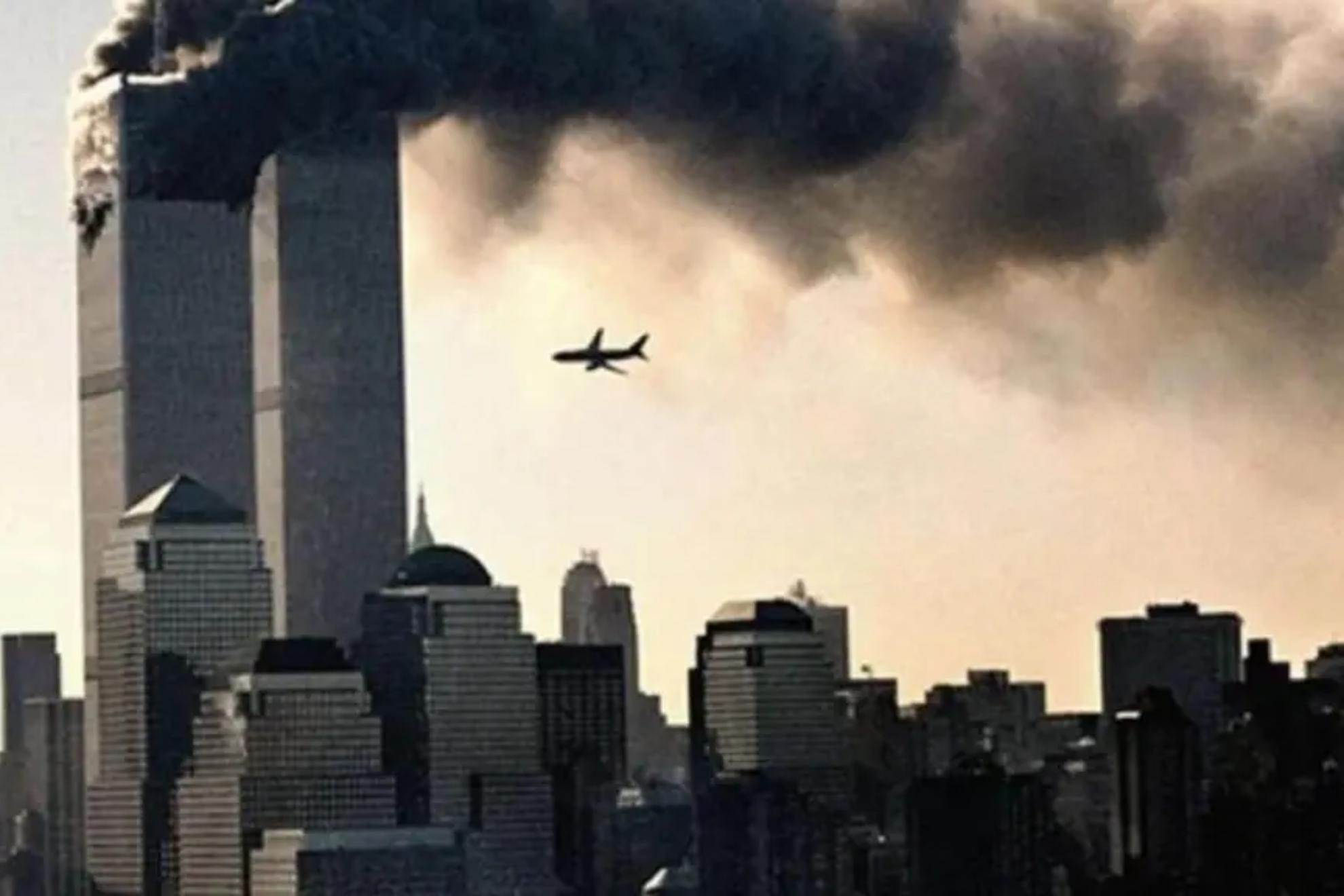 En la imagen, el segundo avión, instantes antes de estrellarse contra la Torre Sur del World Trade Center.