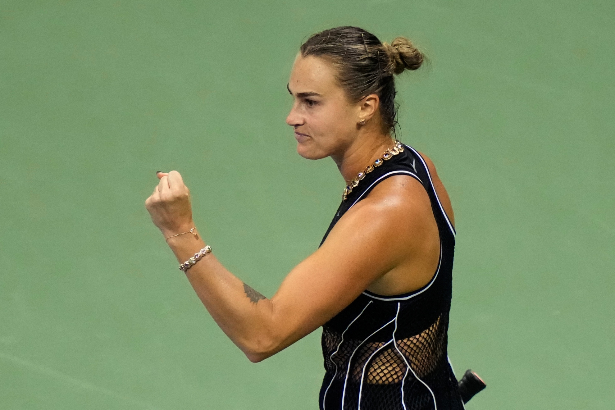 Sabalenka celebra un punto.
