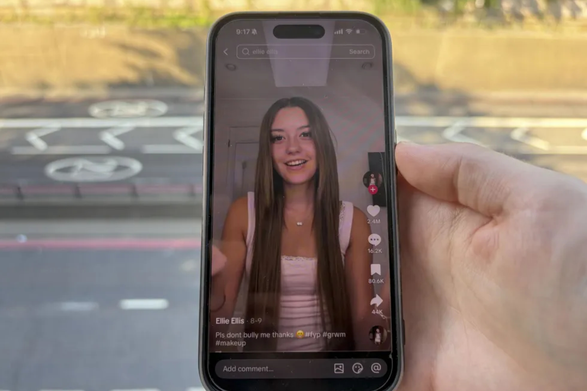 Imagen archivo de una influencers en una red social EFE