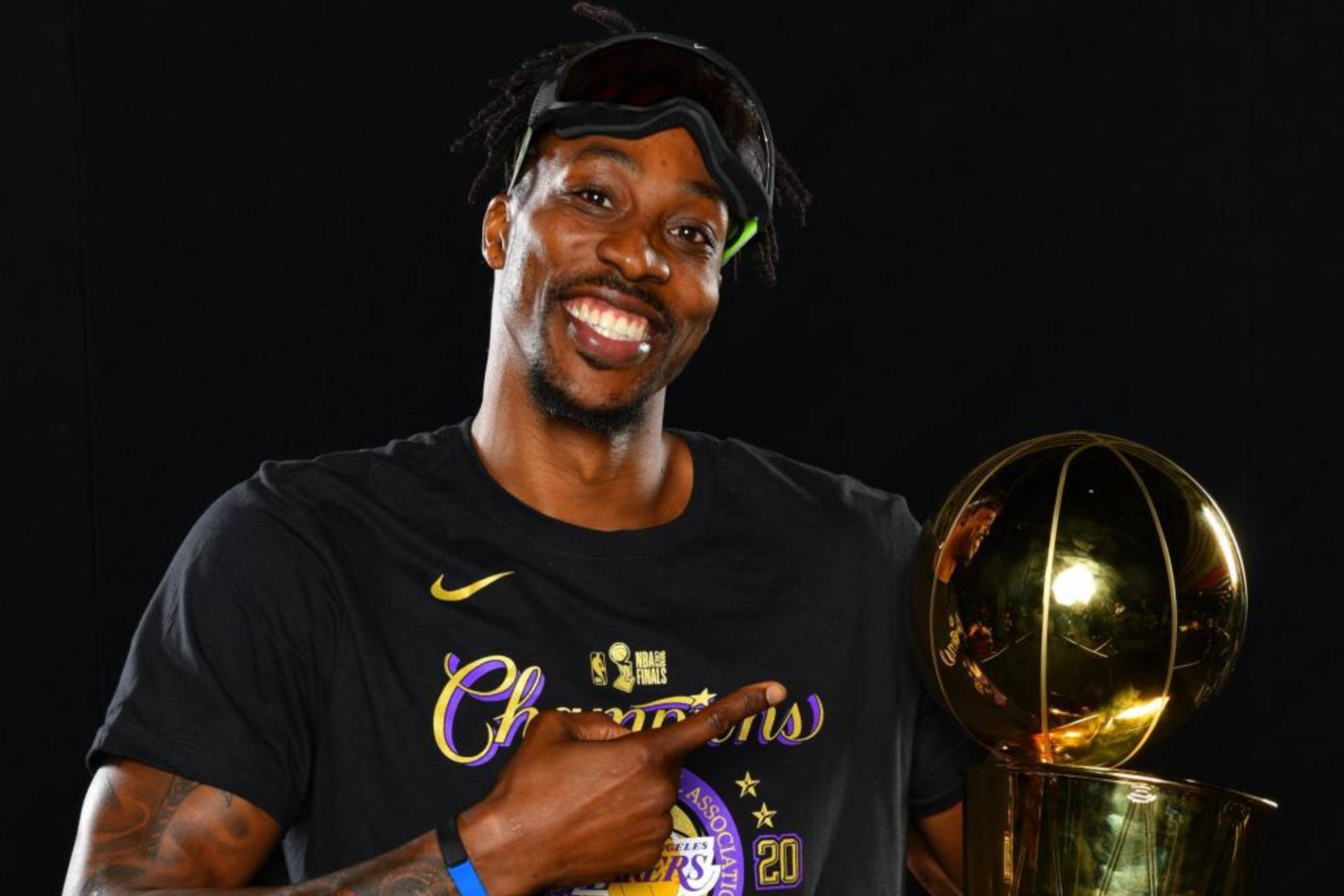 Dwight Howard, con el trofeo de campeón de la NBA en 2020.