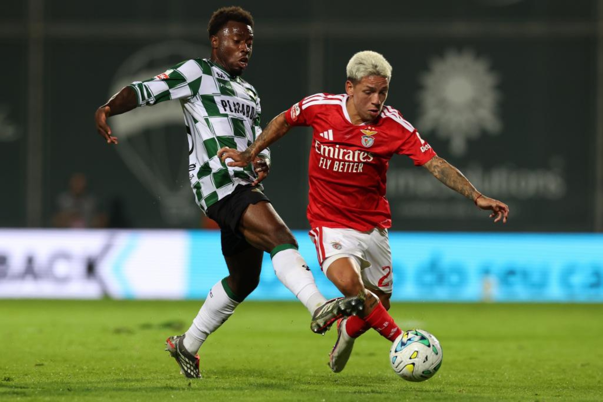 Gianluca Prestianni trata de zafarse de la marca de Nile John, de Moreirense. EFE