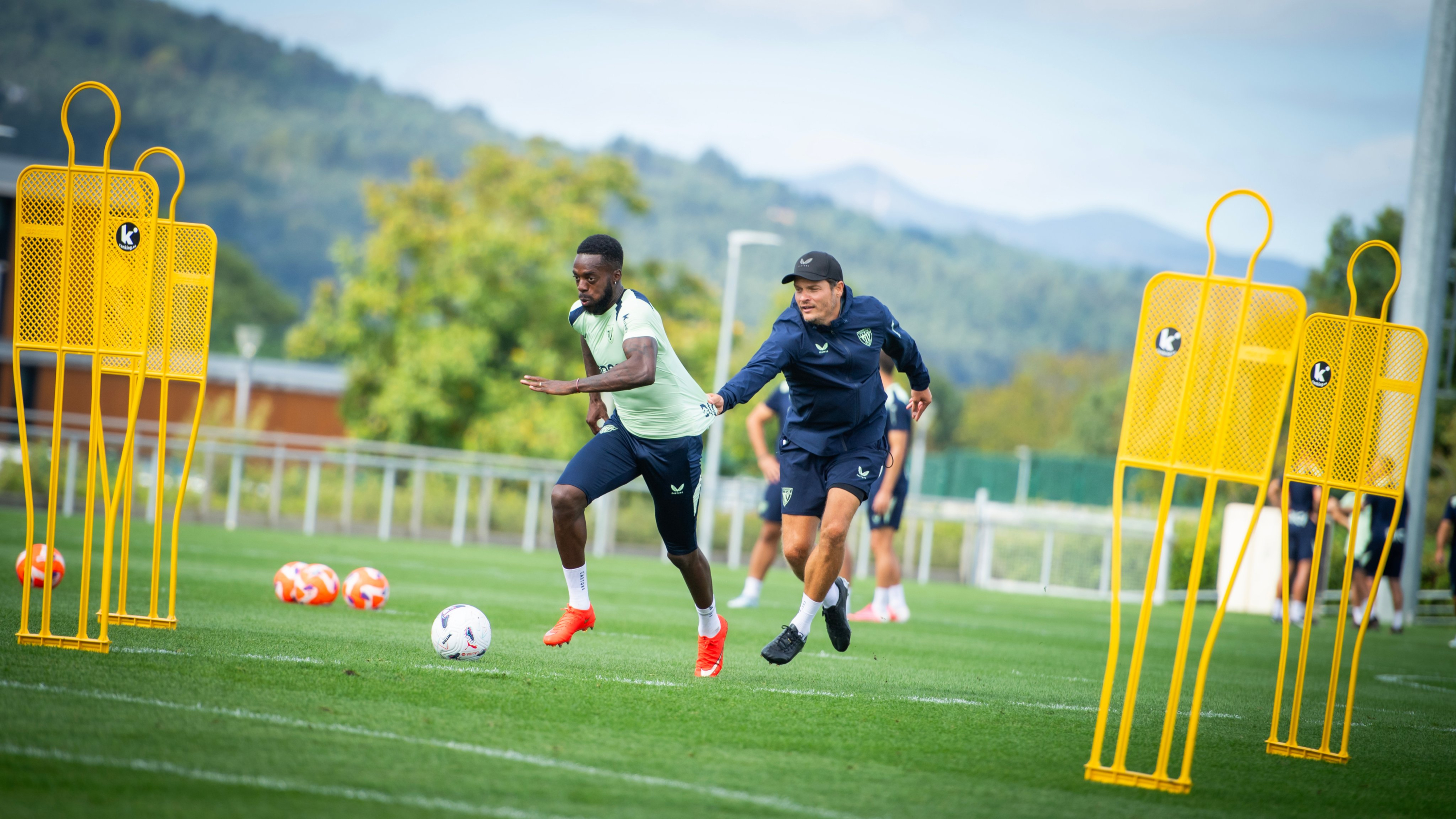 Iñaki Williams, presionado por Terzic, durante un entrenamiento. Athletic Club