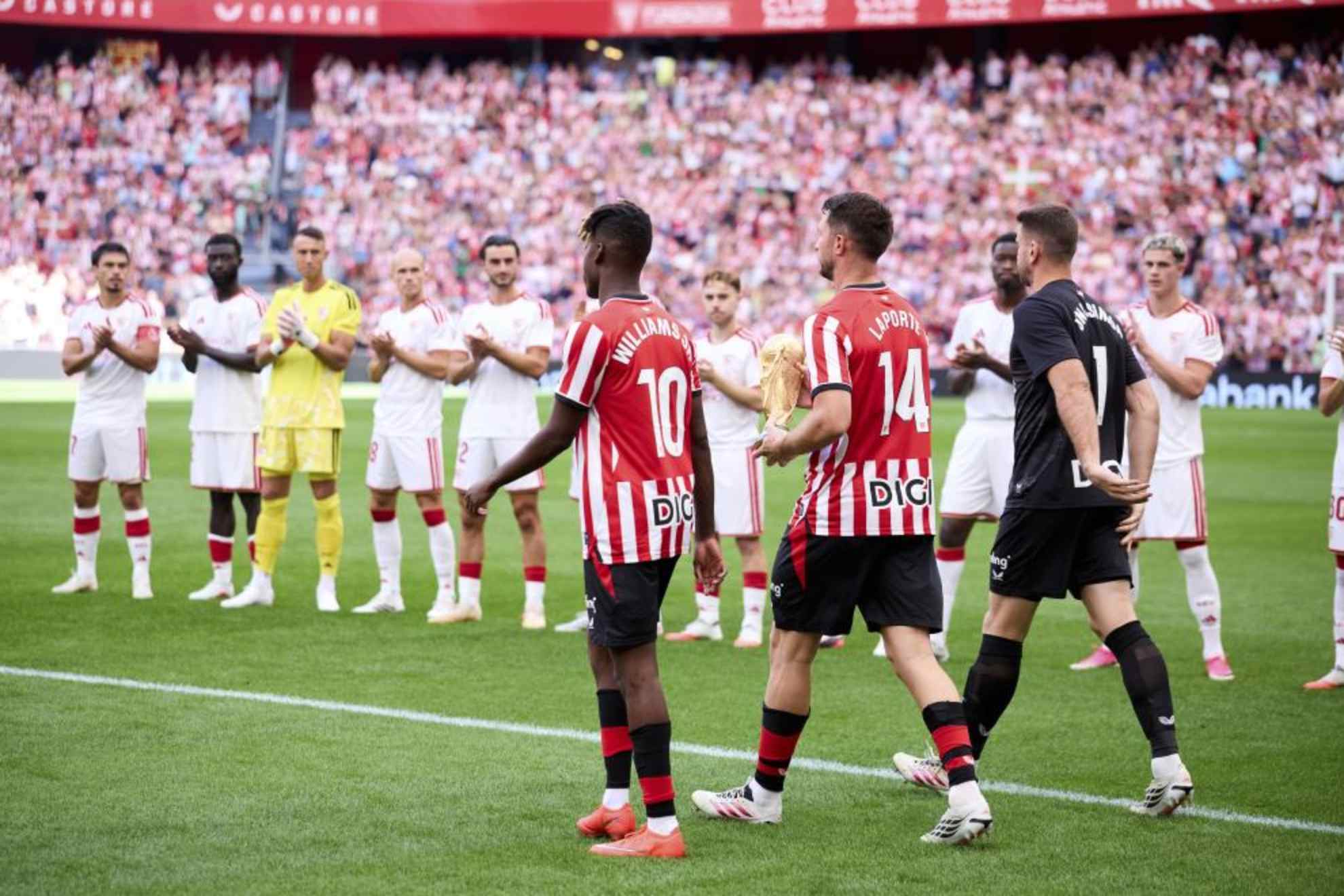 Nico Williams, Laporte y Unai Simón, homenajeados en San Mamés tras ser campeones del mundo. RICARDO LARREINA (MARCA)