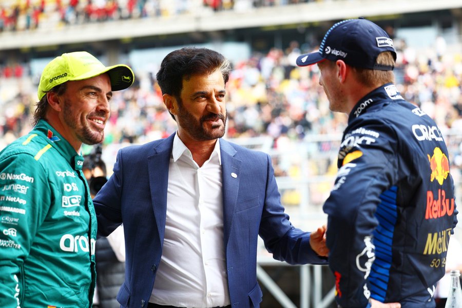 Ben Sulayem junto a Alonso y Verstappen. F1.com