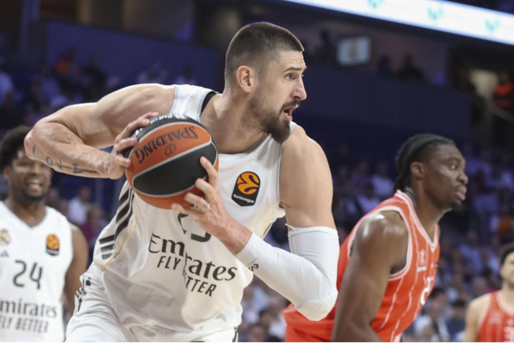 Alex Len, tras atrapar un rebote en un partido del Real Madrid. EFE