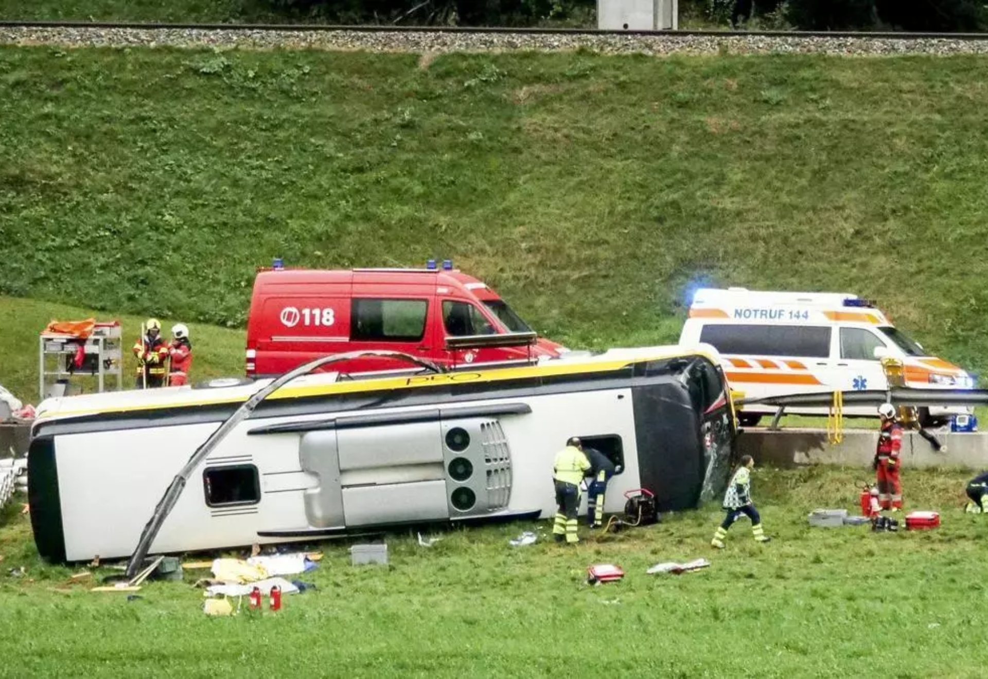 Tragedia en Suiza tras volcar un autobús turístico que ha dejado ya 5 muertos y 40 heridos