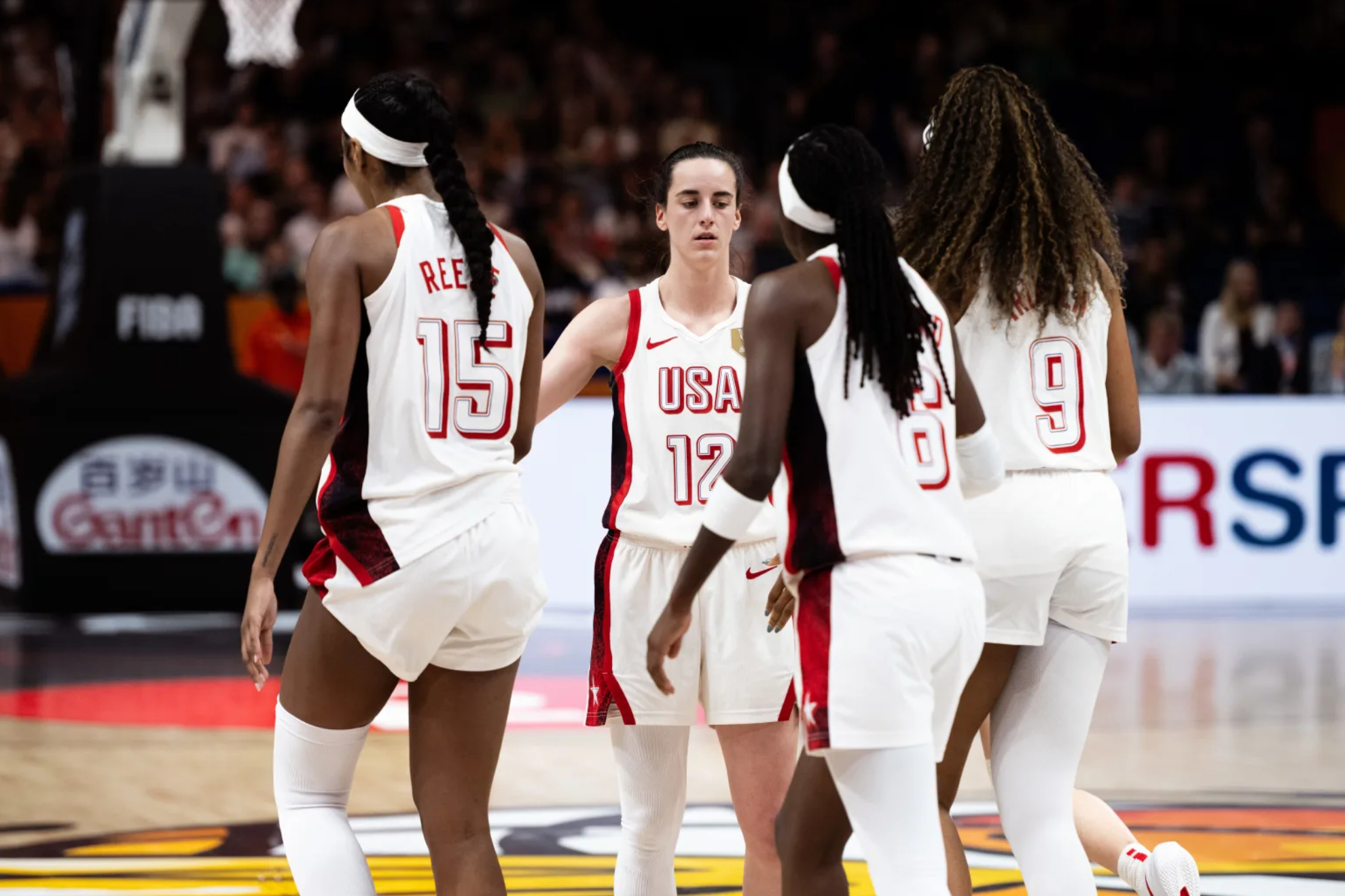 Caitlin Clark junto a Angel Reese, Rhyne Howard y Kiki Iriafen. FIBA PHOTO.
