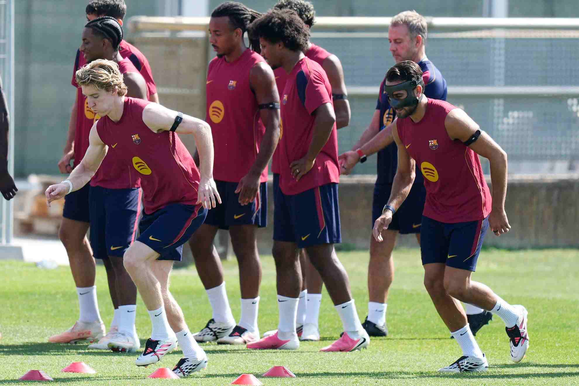 Eric García, con máscara, y varios jugadores del Barça