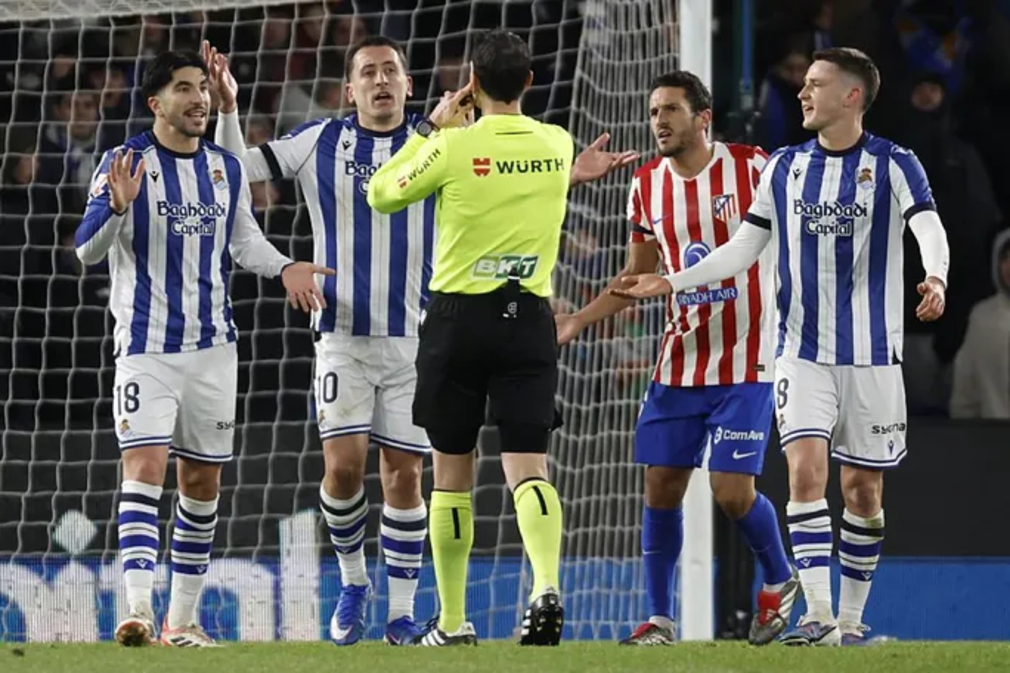 Soler, Oyarzabal, Koke y Turrientes protestan al árbitro, en el último Real-Atlético en LaLiga. EFE