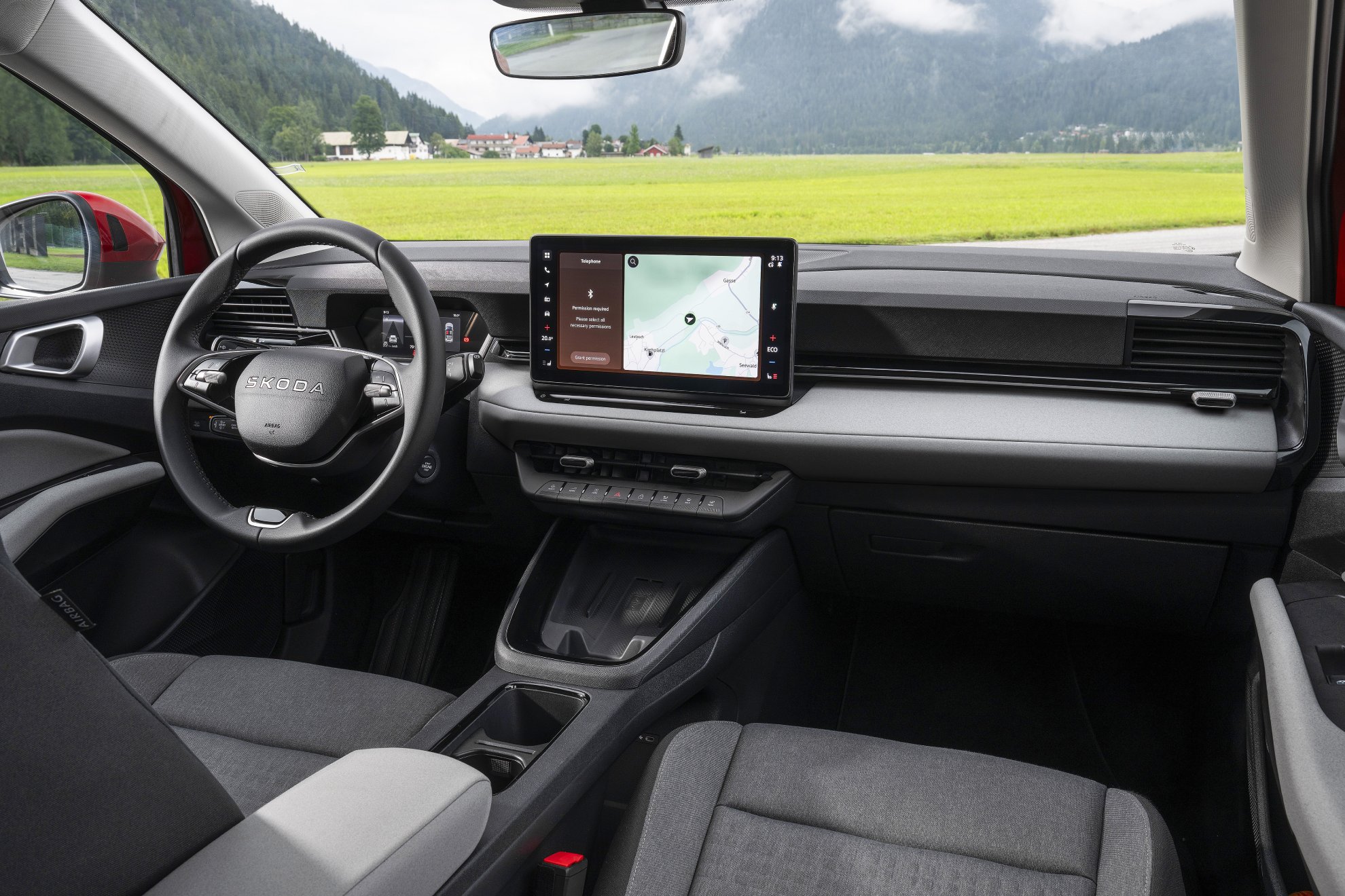 El diseño interior con la pantalla central flotante es típico de Skoda.