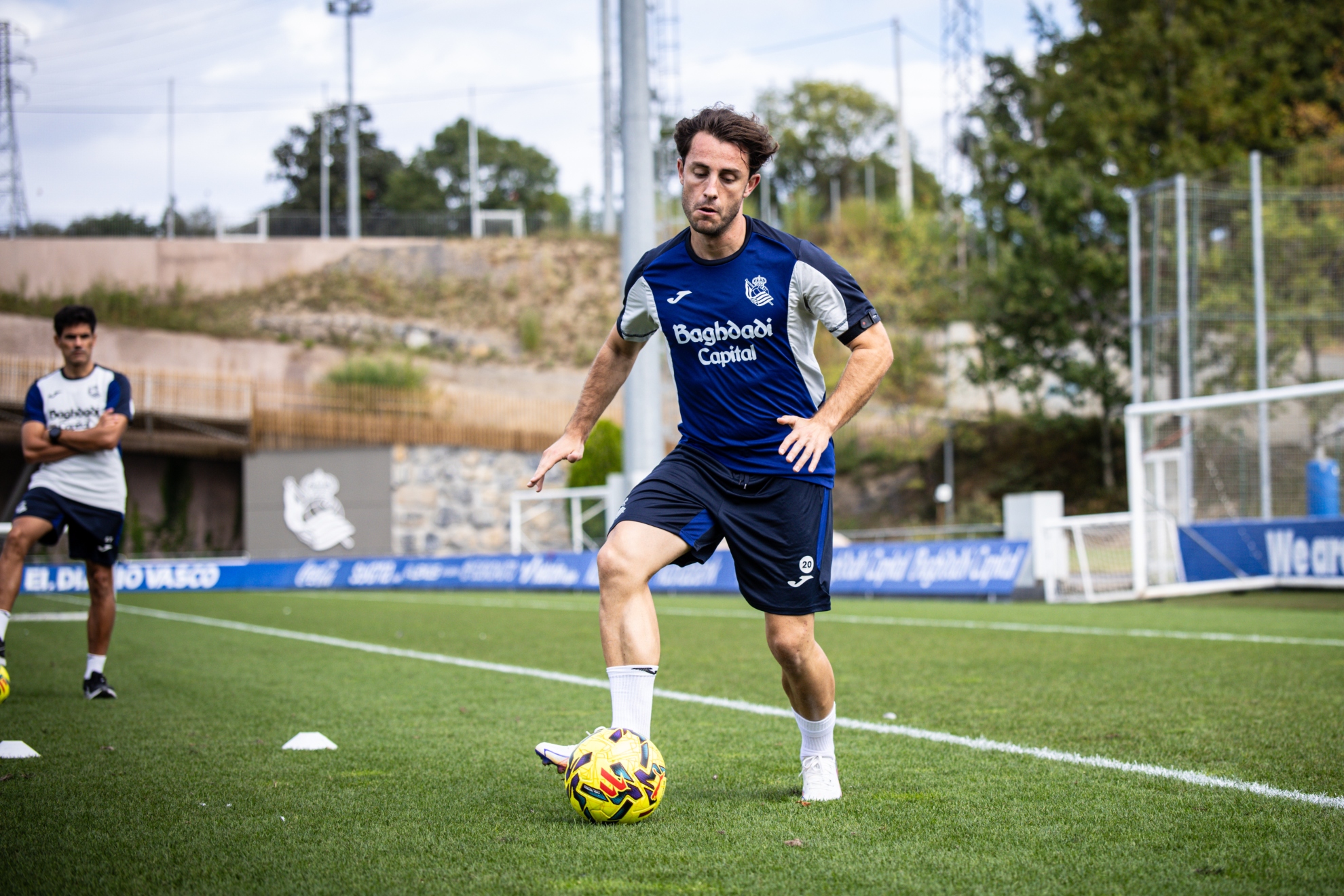 Álvaro Odriozola toca balón este viernes en Zubieta, dentro de la recuperación de su grave lesión. RS