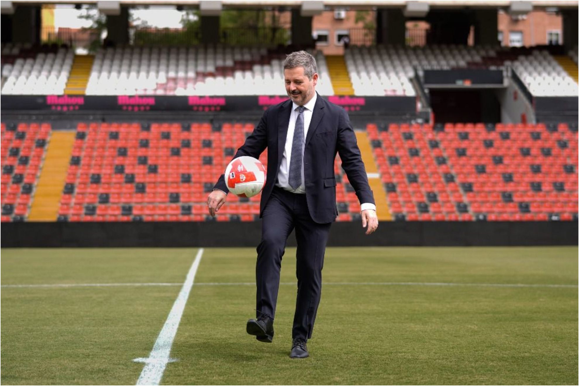 Mariano de Paco, en el estadio de Vallecas cuando se remozó para afrontar la Conference League.
