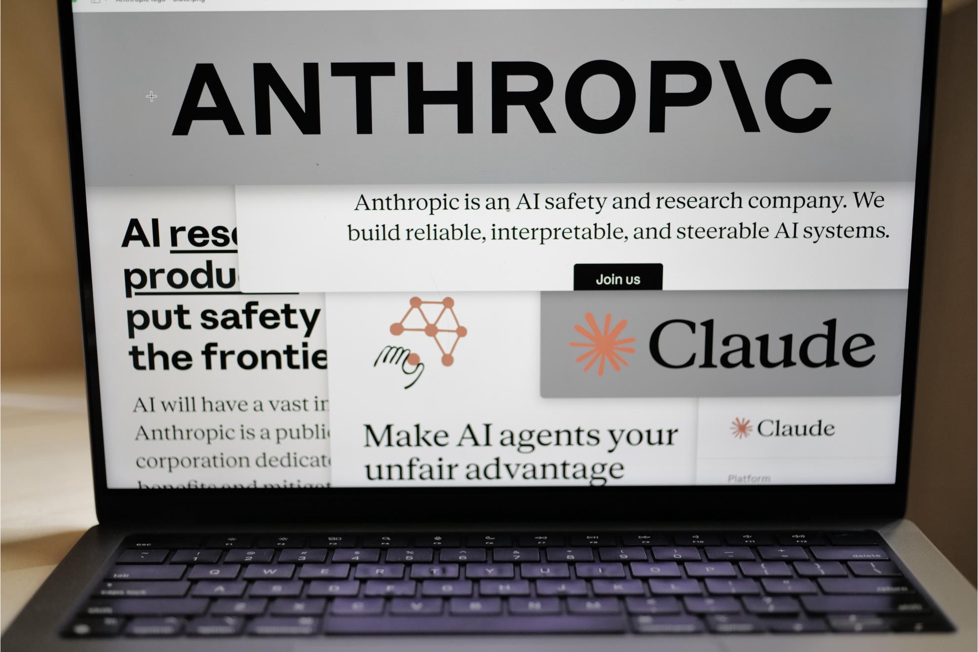 Páginas de Anthropic y los logotipos de la empresa. AP