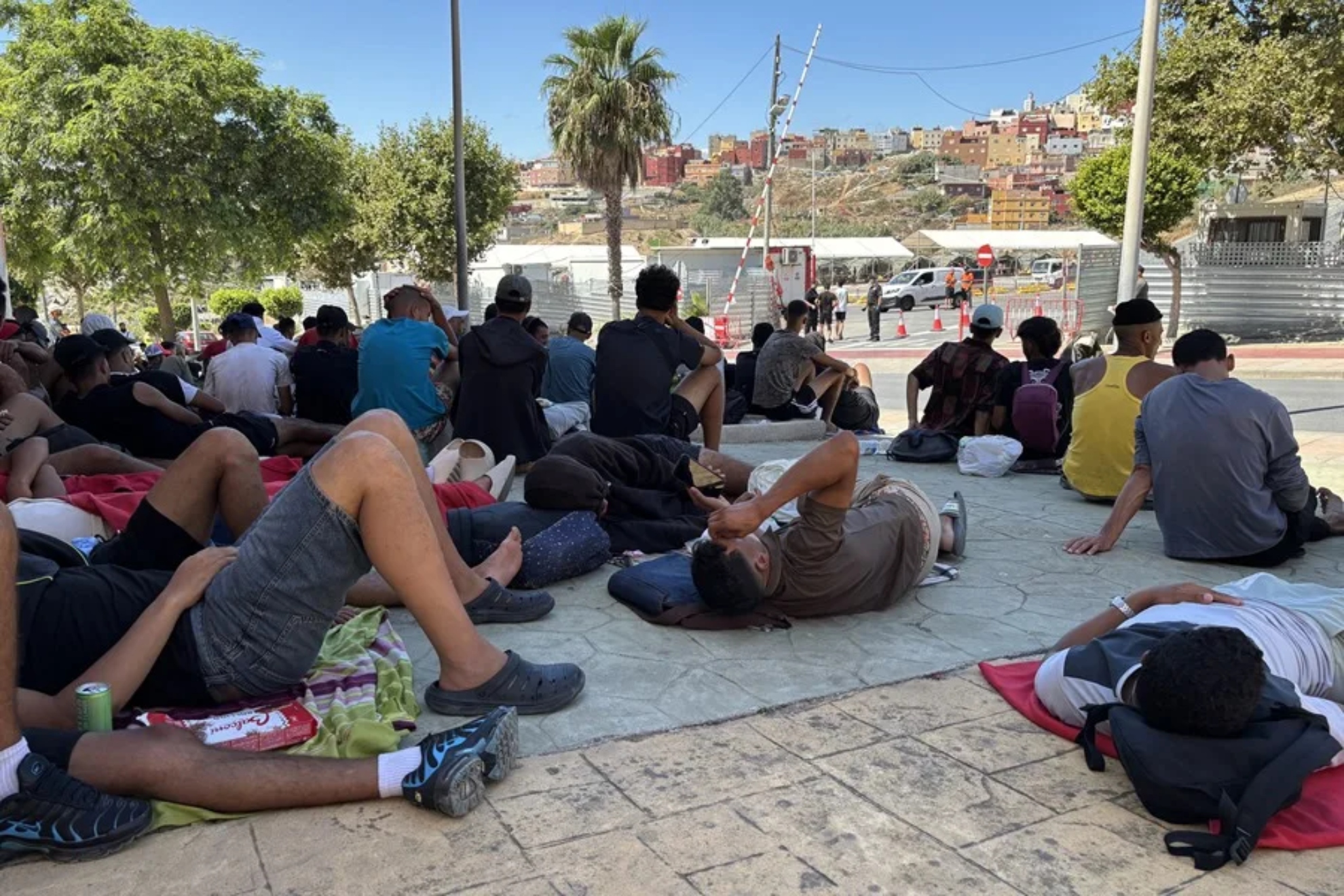 Imagen de recurso de varios migrantes en Ceuta. EFE
