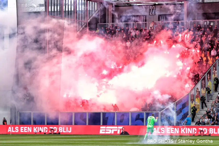Pirotecnia en las gradas en un partido de la liga neerlandesa.