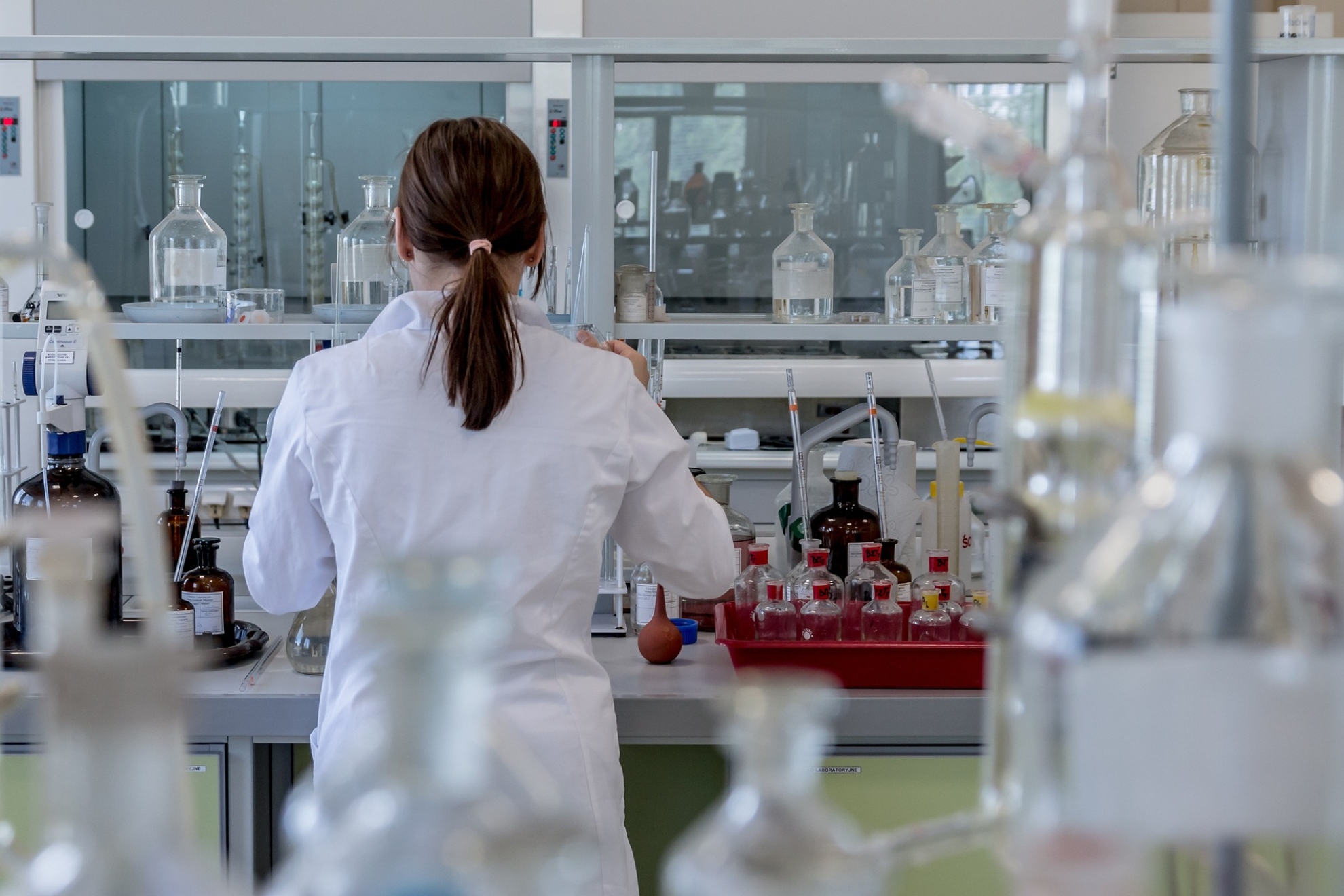Imagen de recurso de una científica en un laboratorio. Pixabay.