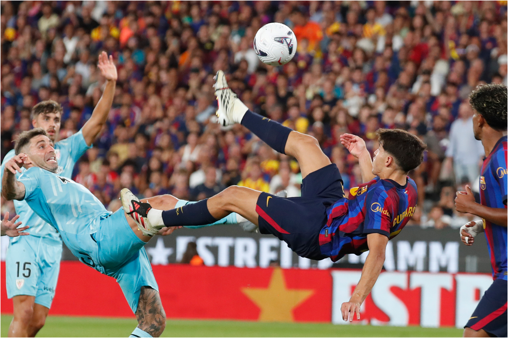 Cubarsí despeja un balón en un reciente partido del Barça.
