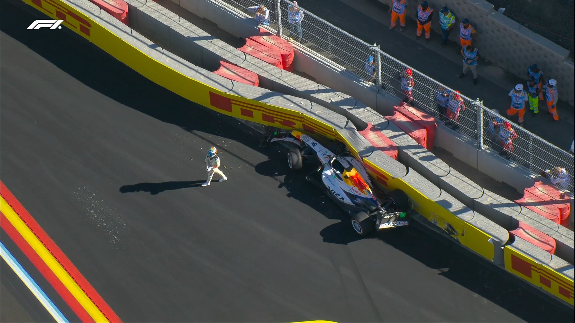 Lindblad, saliendo del coche tras su accidente. F1