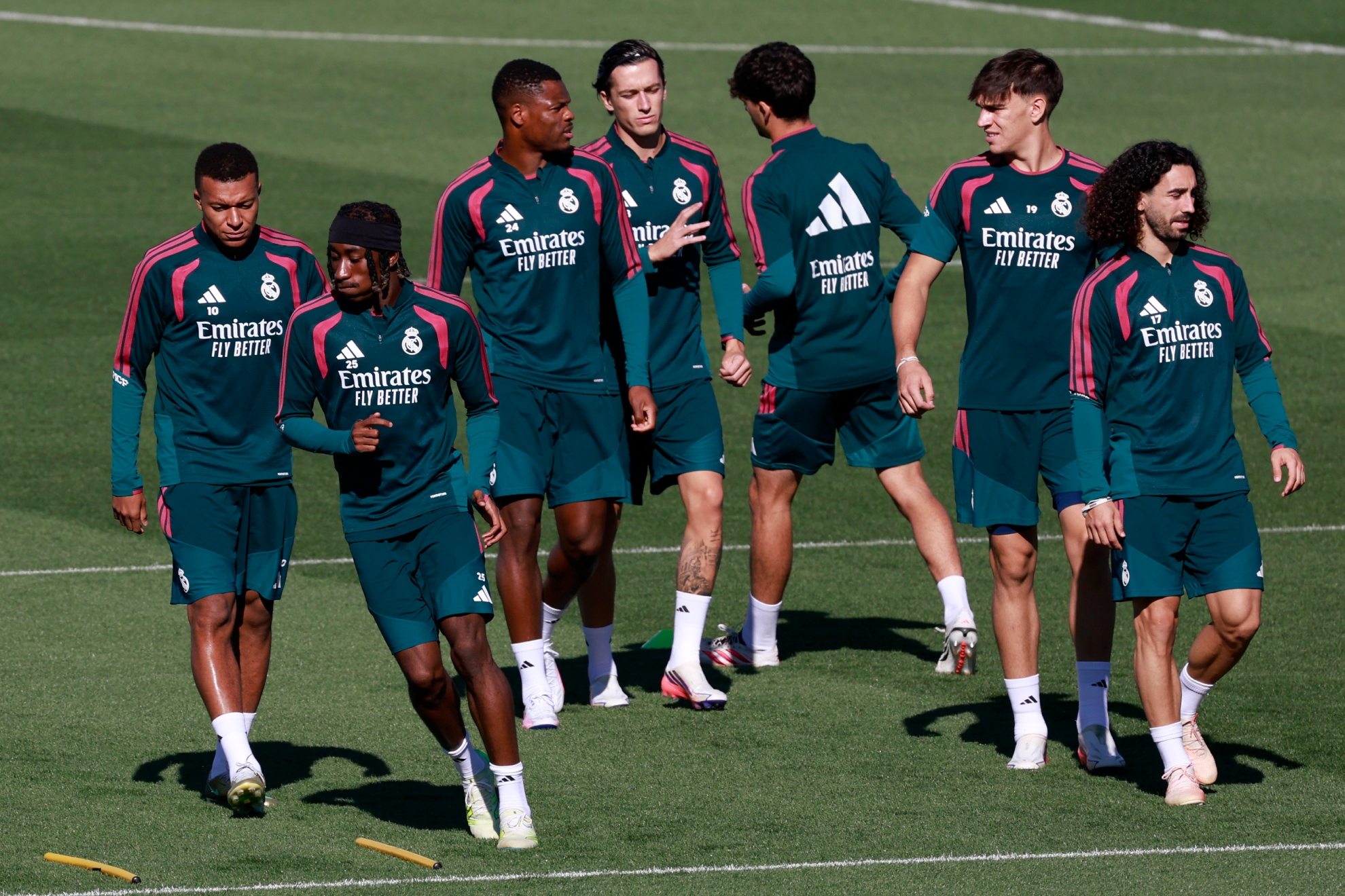 Los jugadores del Madrid durante un entrenamiento en Valdebebas. EFE