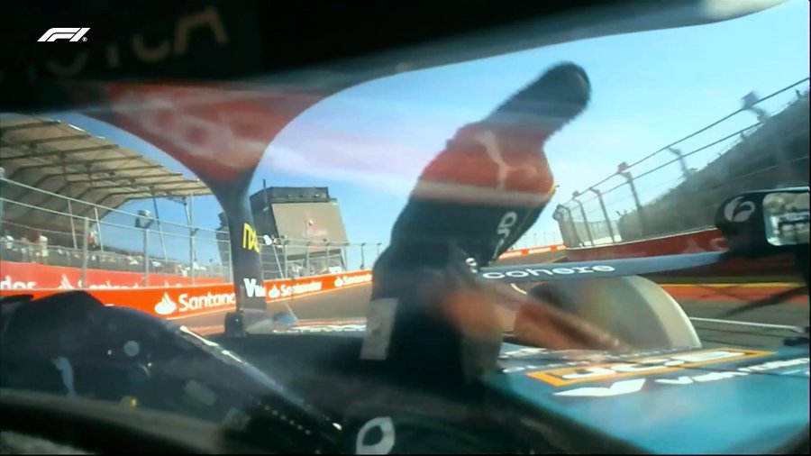 Alonso, mostrando el dedo a Tsunoda en la Monumental F1.com