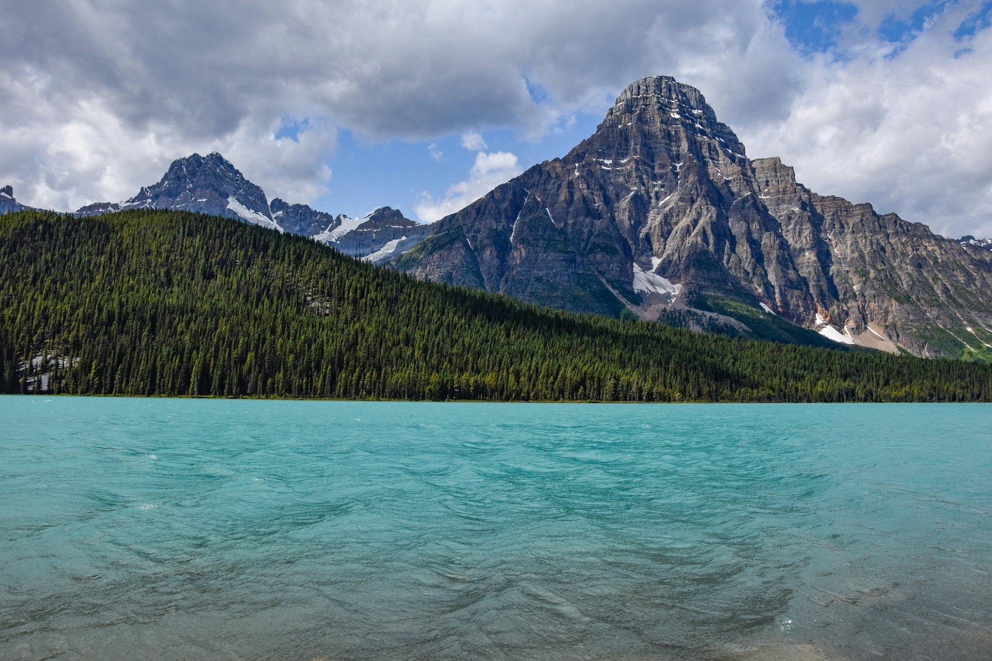 Imagen de recurso de una montaña y un lago. Pixabay.
