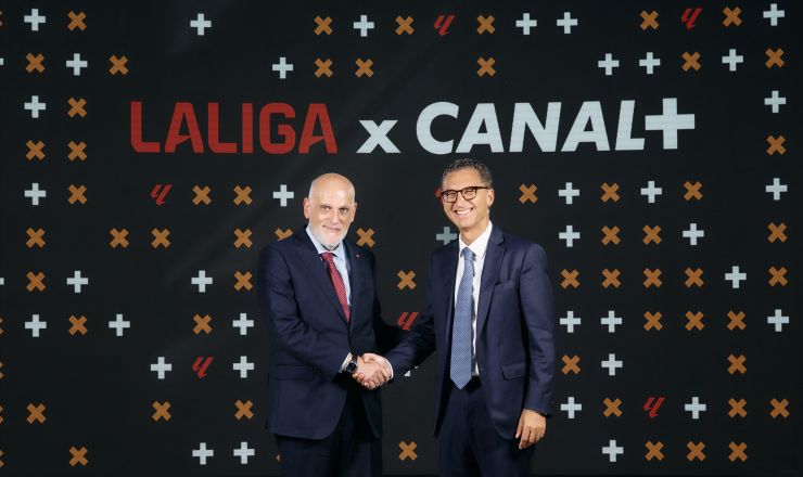 Javier Tebas (presidente de LaLIga) y Maxime Saada (CEO Canal +) en la firma del acuerdo