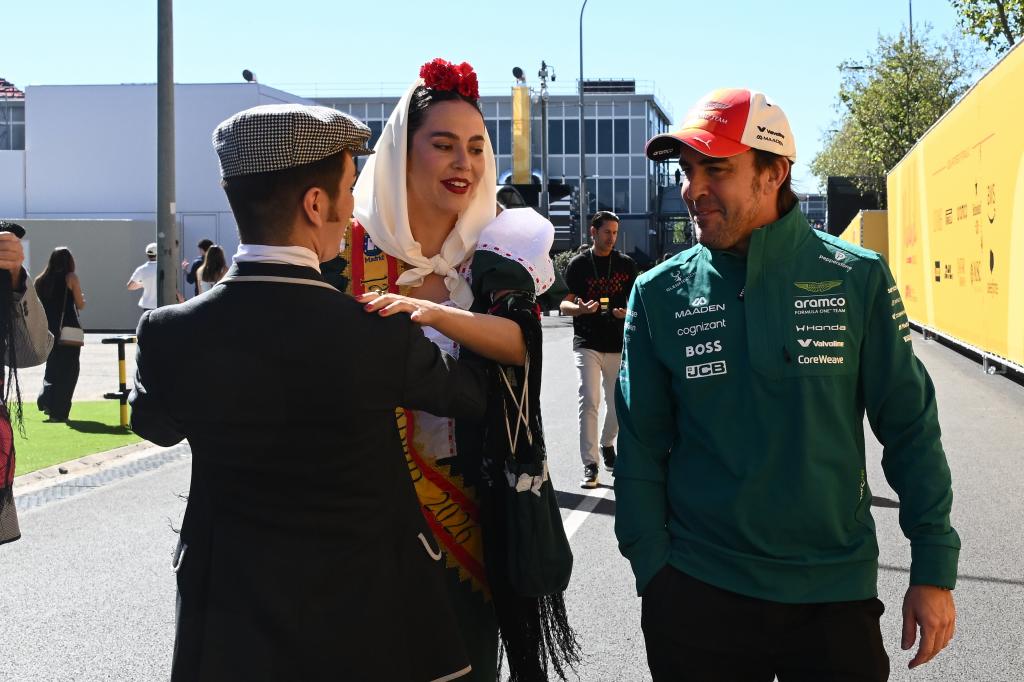 Alonso sonríe en Madring al ver bailar a dos chulapos. RICARDO LARREINA