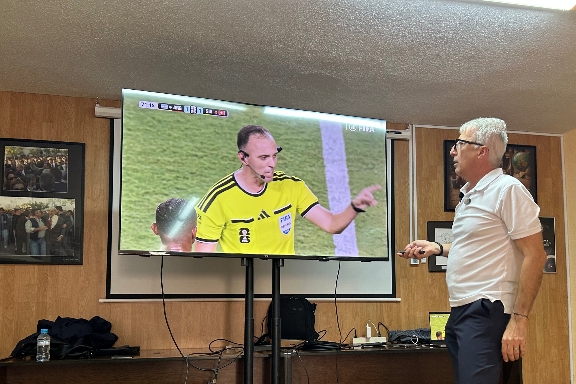 Fernández Borbalán, durante la charla.