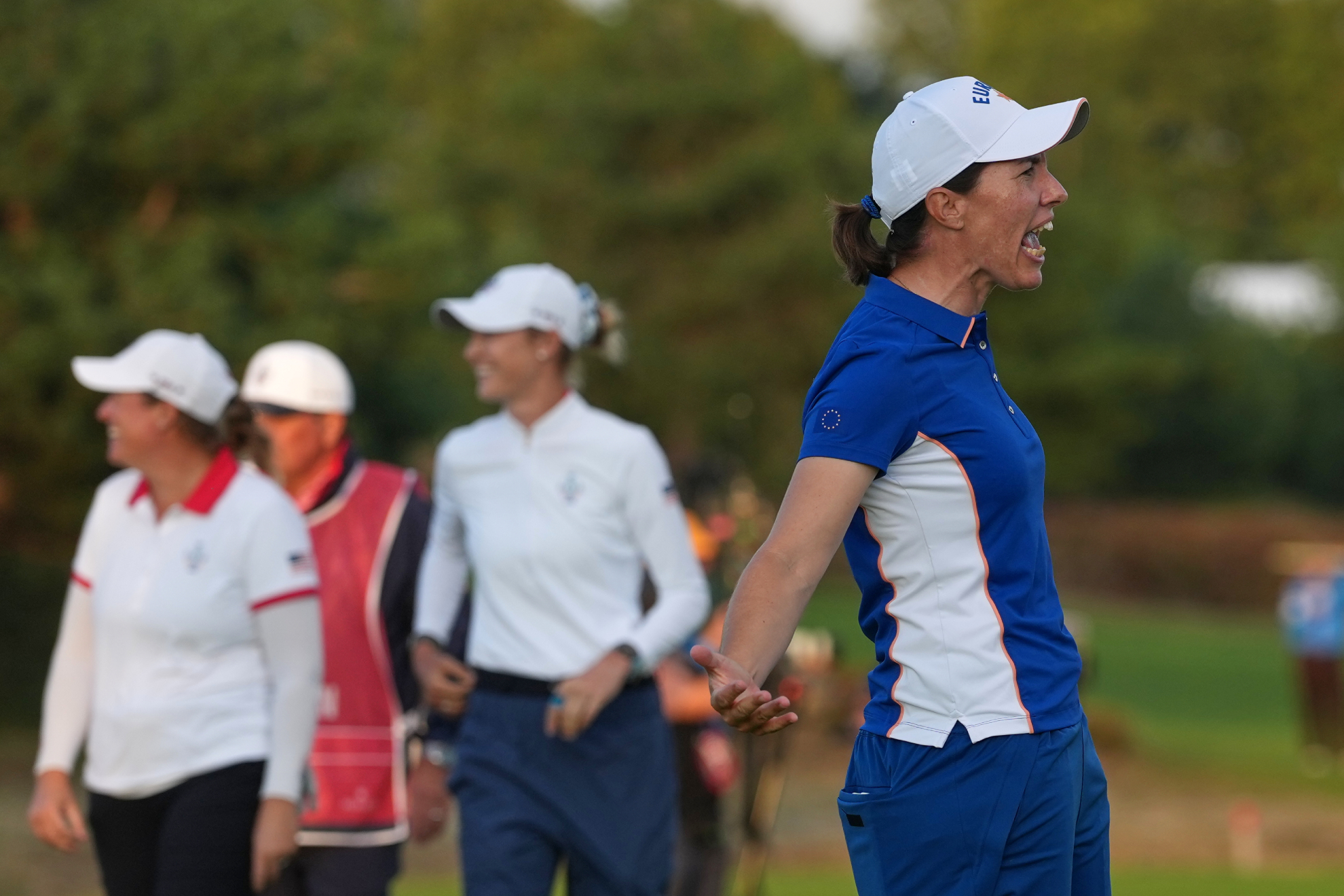 Carlota Ciganda celebra su putt en el 18 LAPRESSE