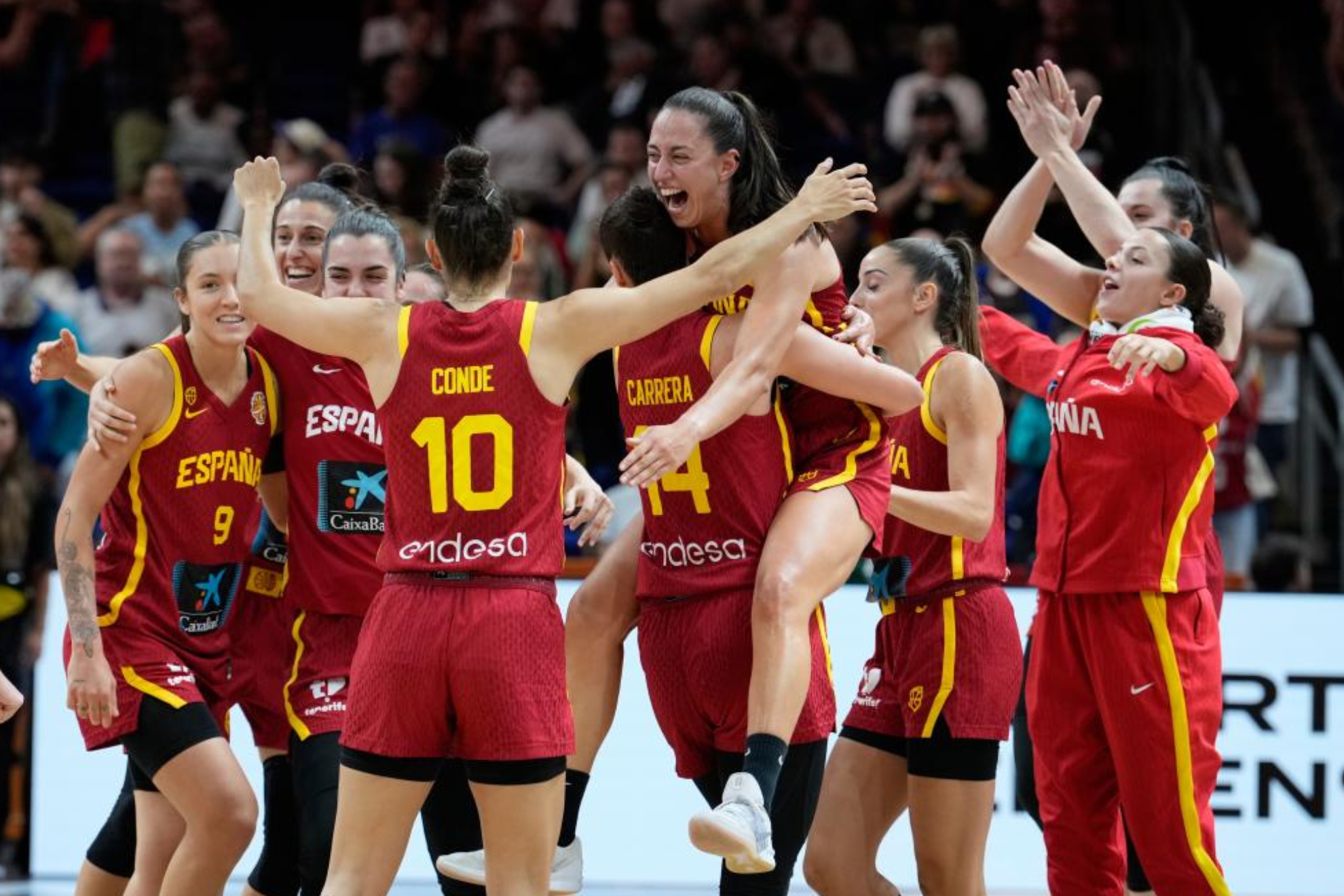 La selección celebra su triunfo ante Australia LAPRESSE.