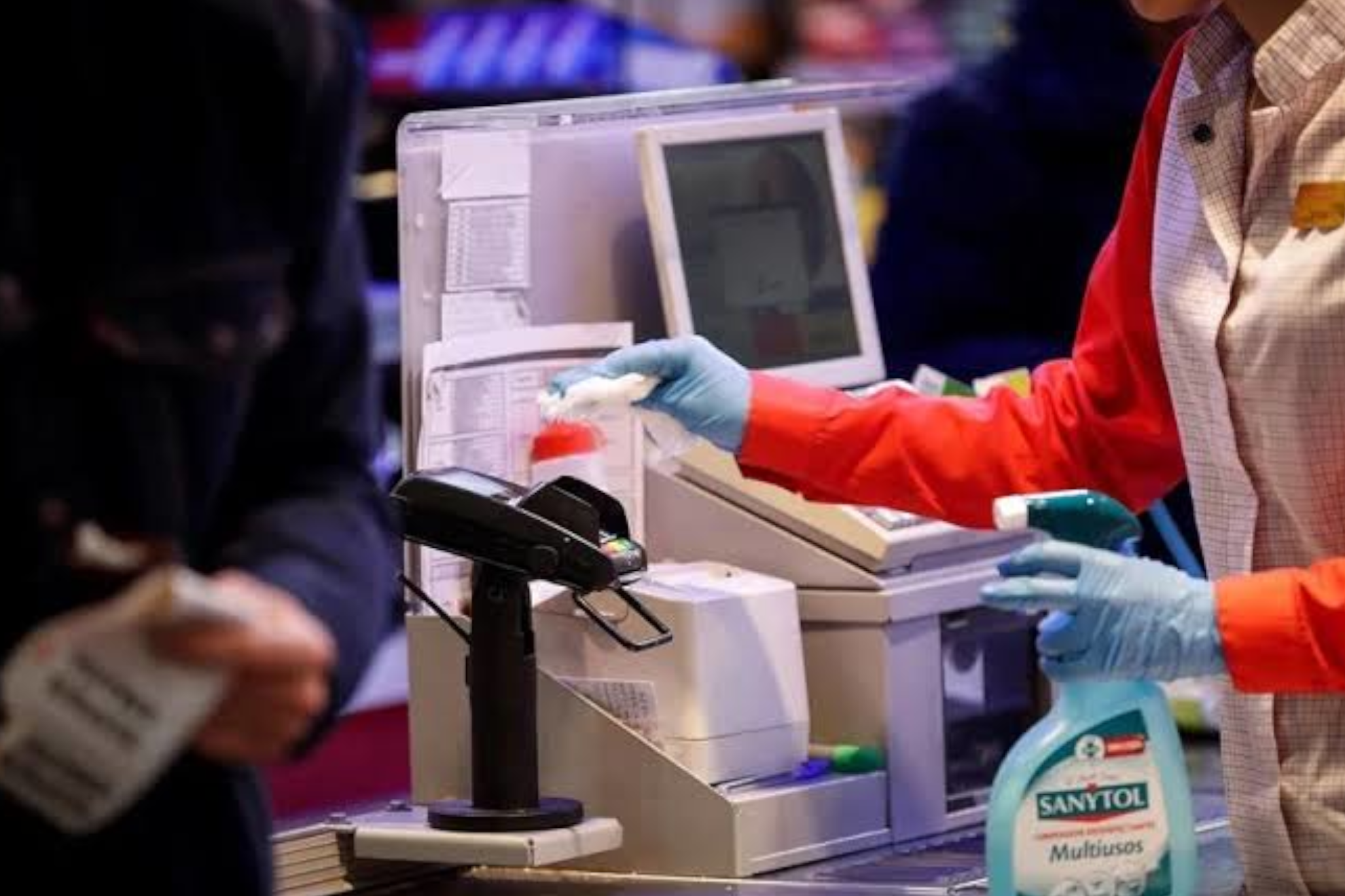 Trabajador de supermercado limpiando la caja EFE