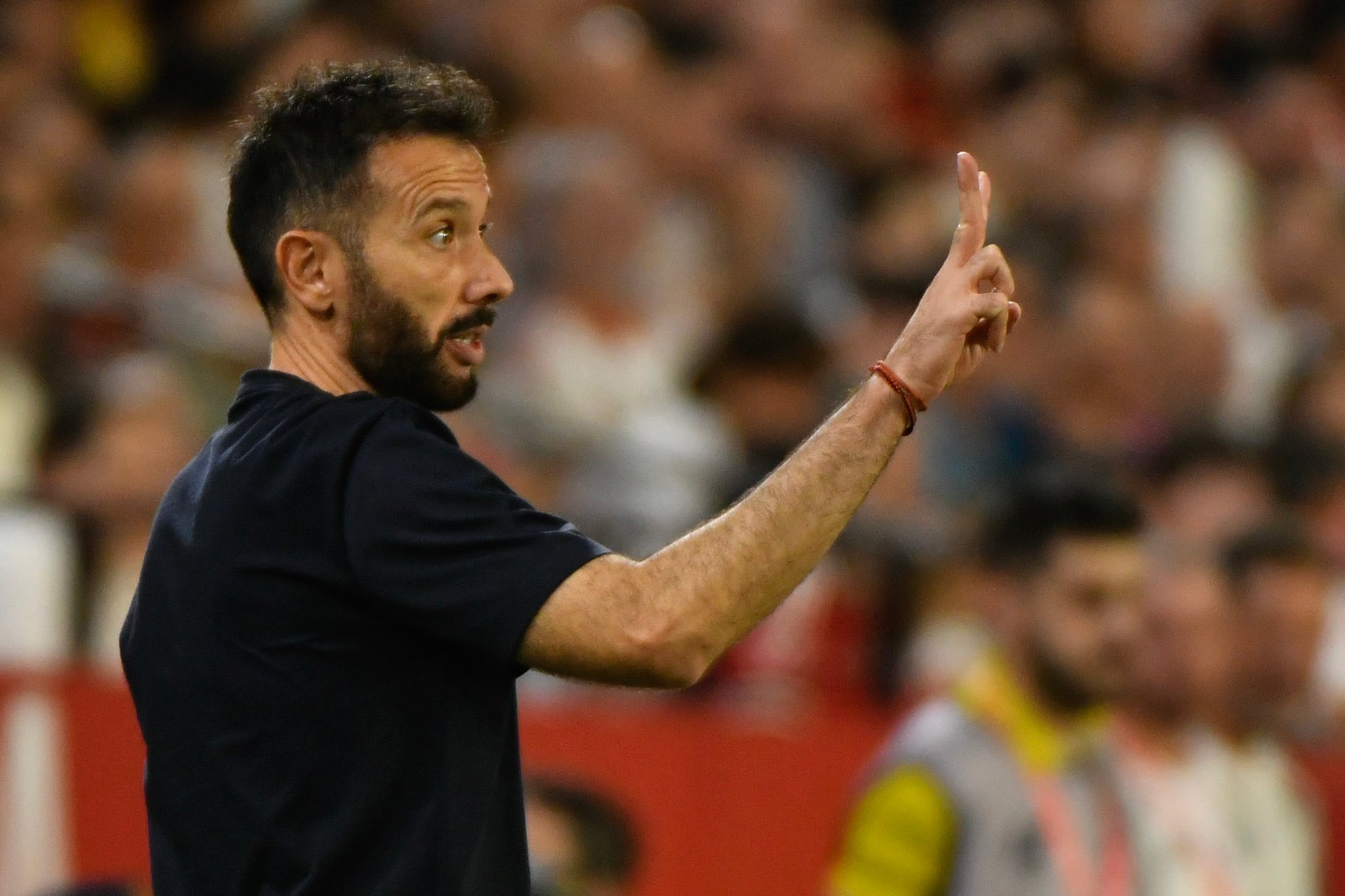 Carlos Corberán da instrucciones en el partido contra el Sevilla.