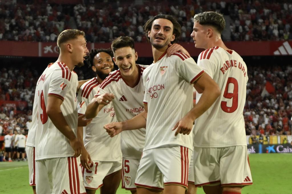 Los jugadores del Sevilla celebran el gol de Juan Iglesias al Valencia. EFE/ Raúl Caro.