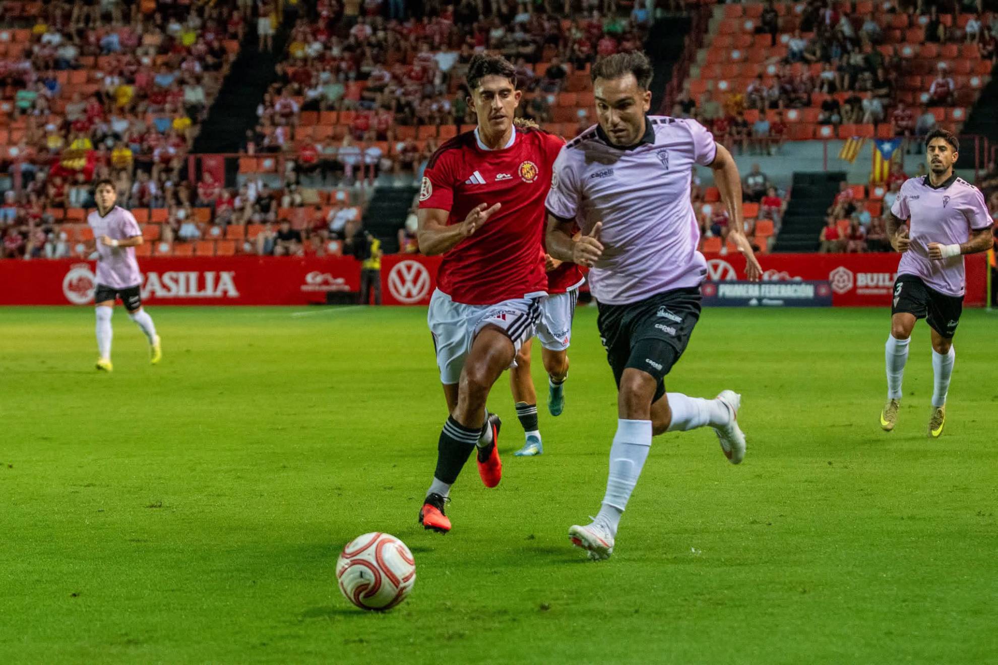 El Nou Estadi disfrutó del triunfo del Nàstic, que se sitúa en lo más alto