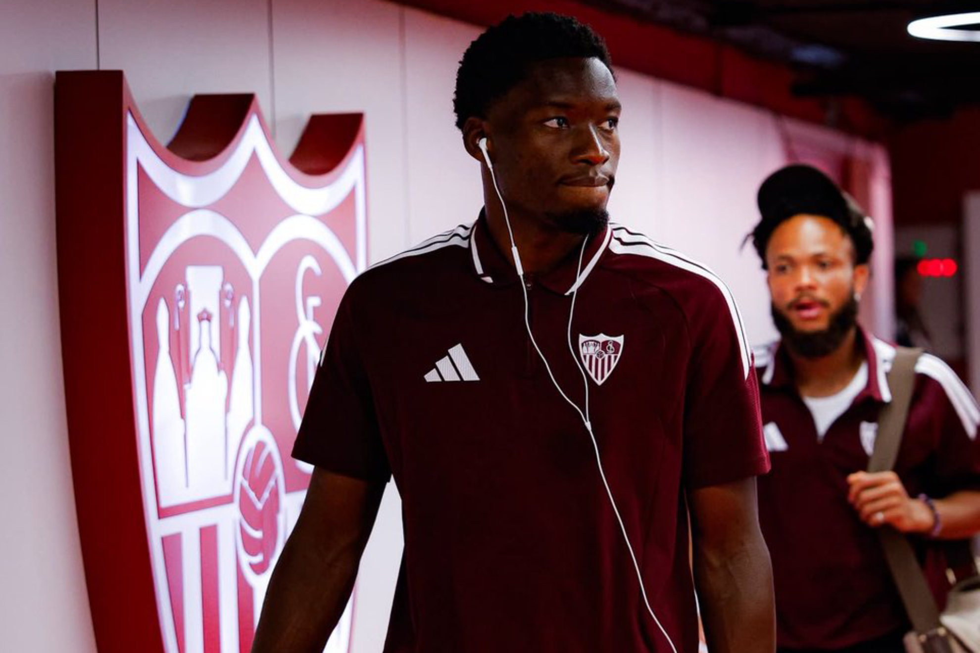 Agoumé, a su llegada con el equipo al Sánchez-Pizjuán. SEVILLA FC