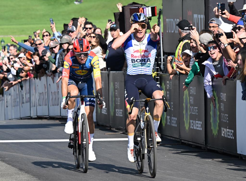 Remco Evenepoel celebra su triunfo en el GP de Quebec AP